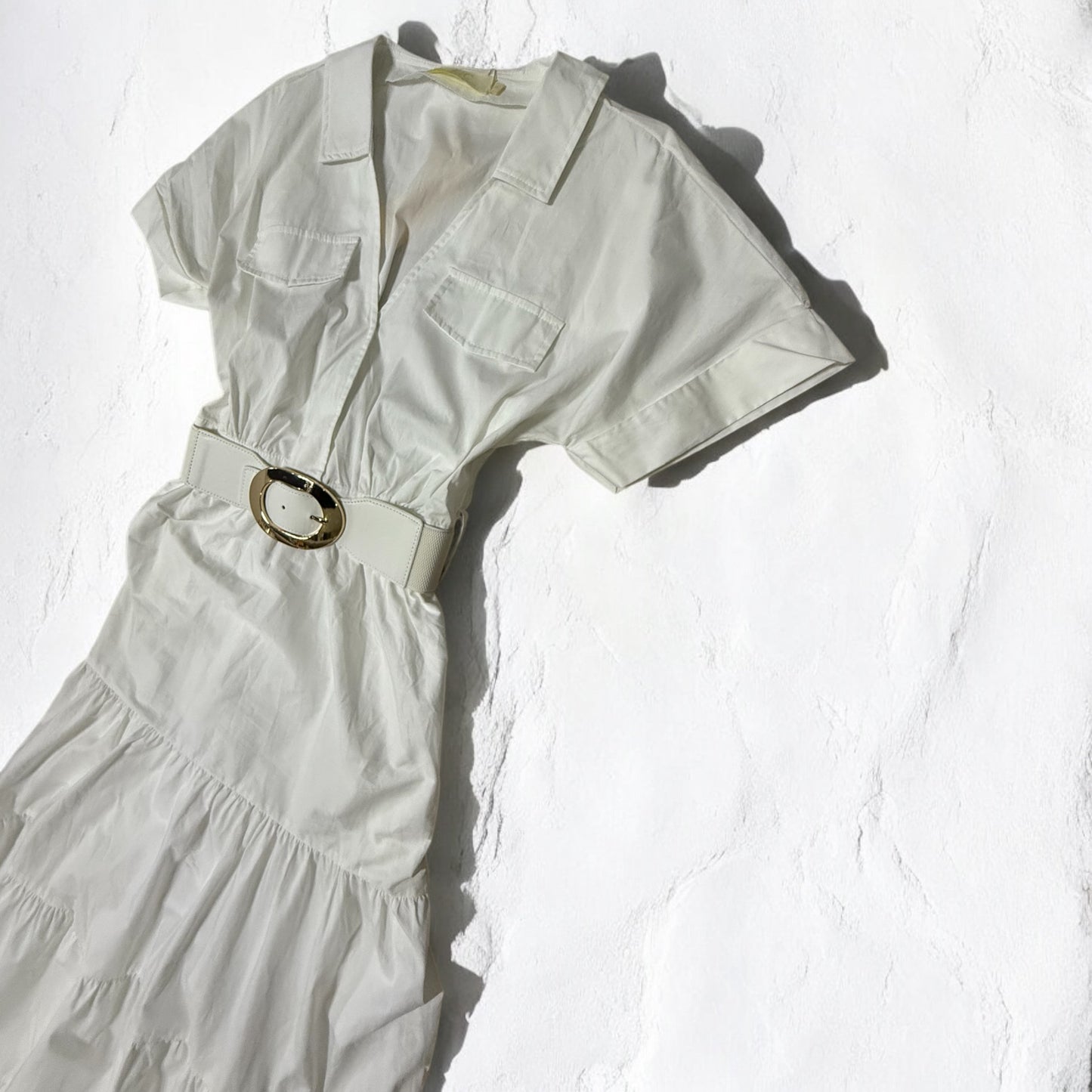 Vestido Blanco con Cuello y Cinturón Elegante