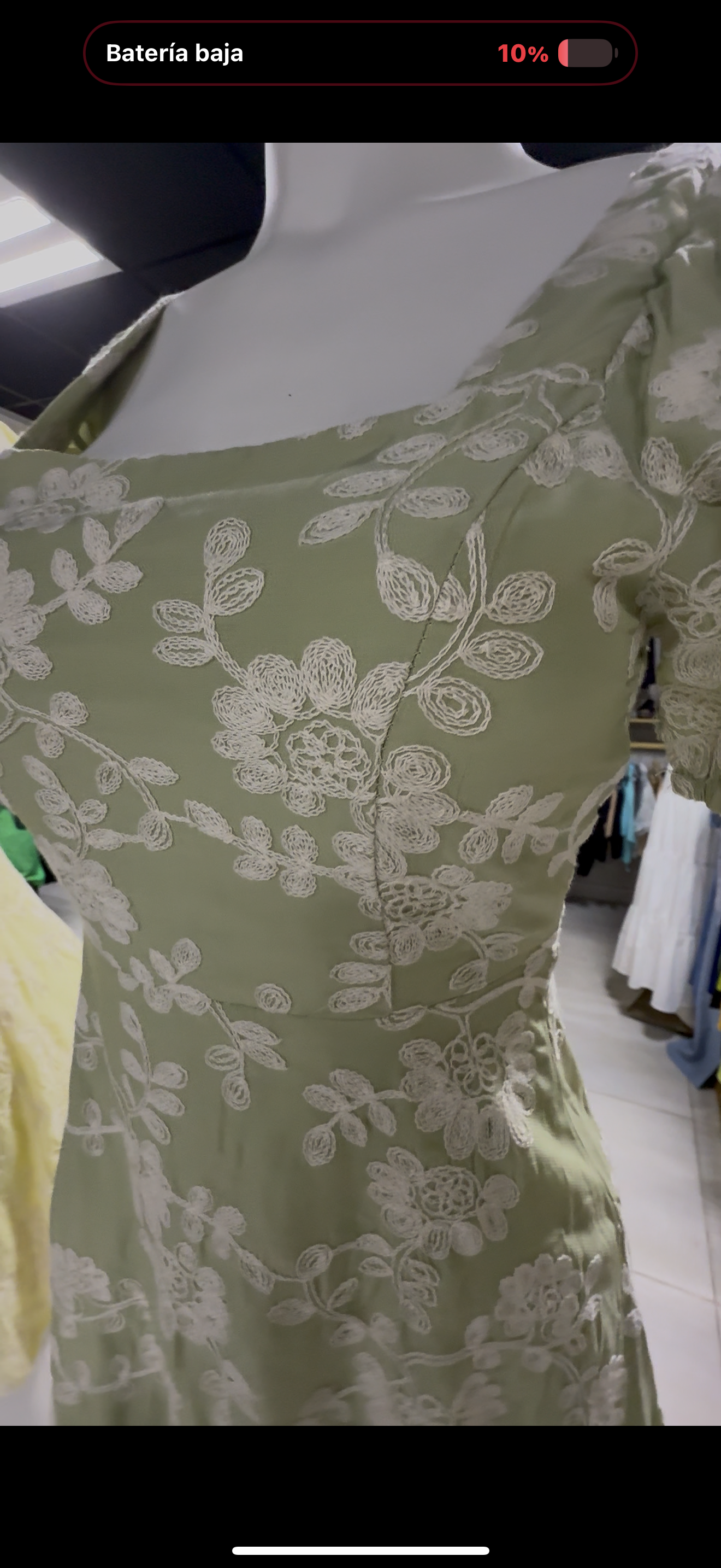 Vestido floral con encaje y mangas abullonadas