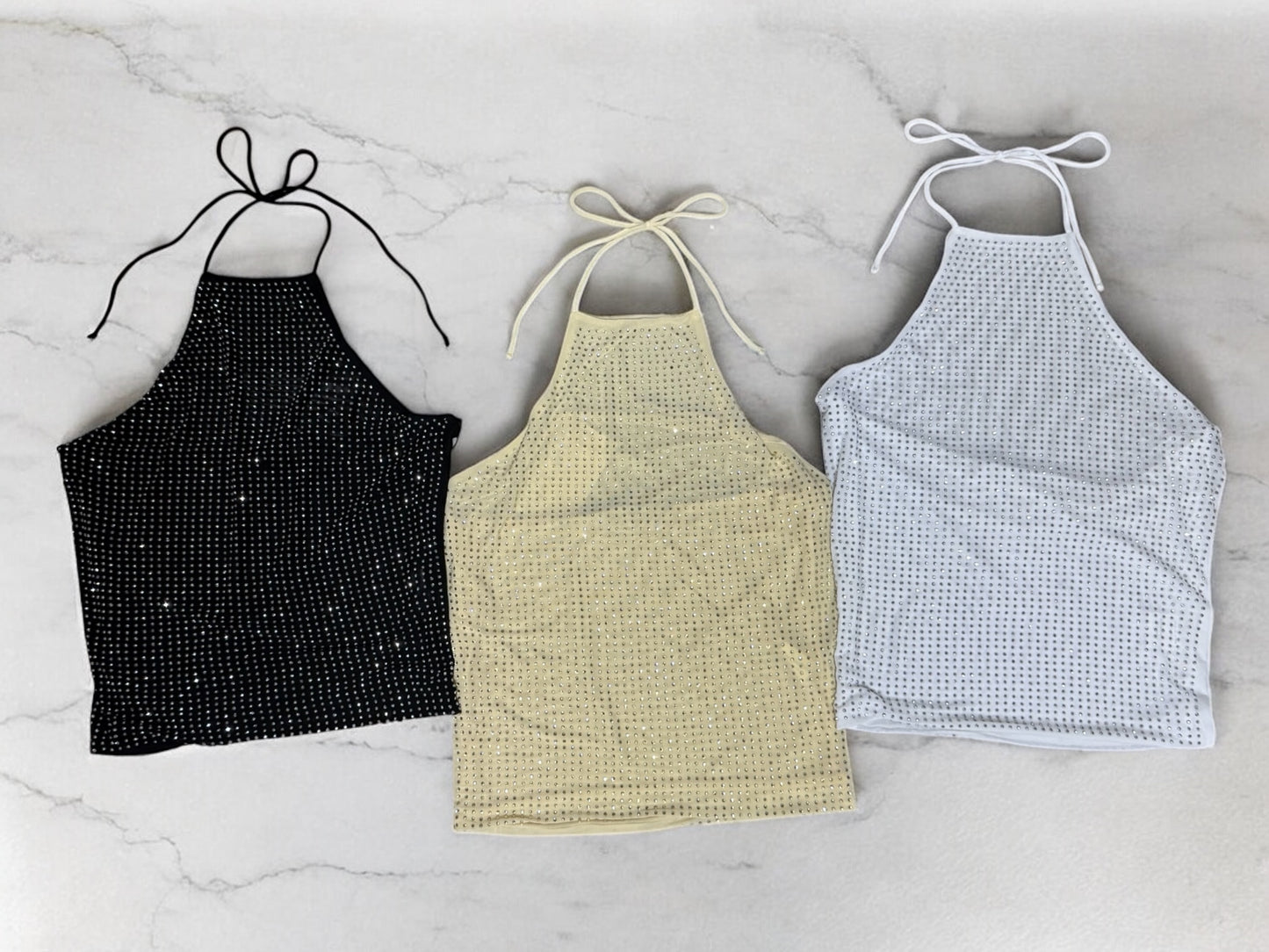 Top Halter con Brillos – Blanco, Amarillo y Negro