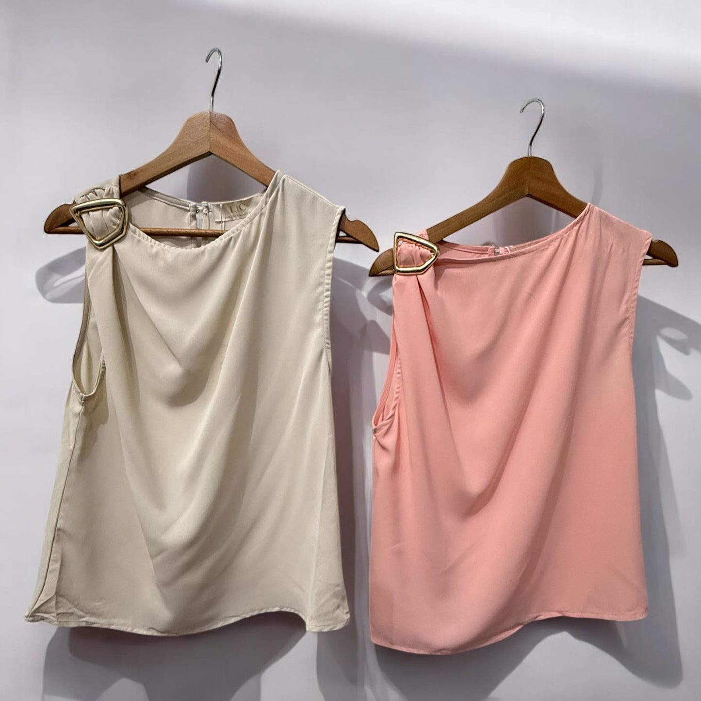 Blusa Beige sin mangas con detalle metálico