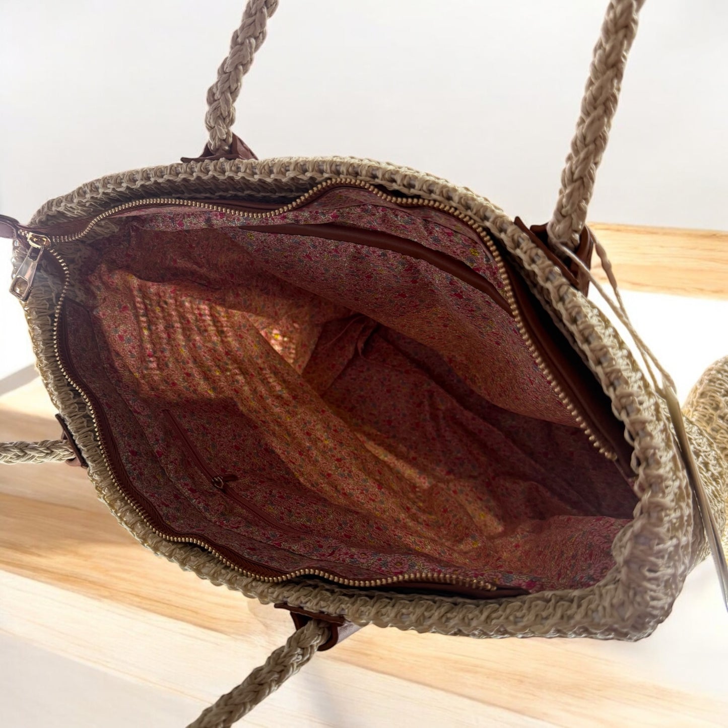 Cartera tejida con detalles en piel vegana