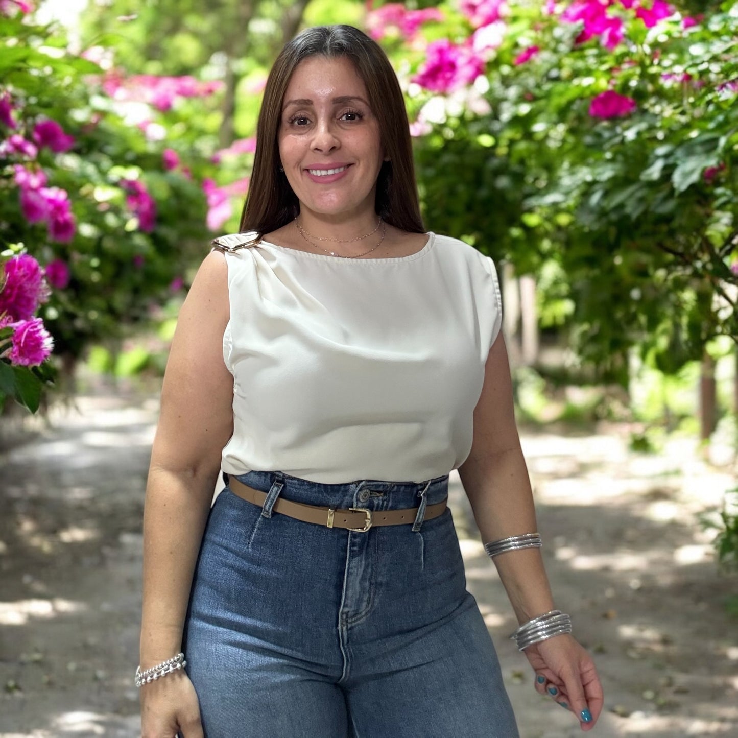 Blusa Beige sin mangas con detalle metálico