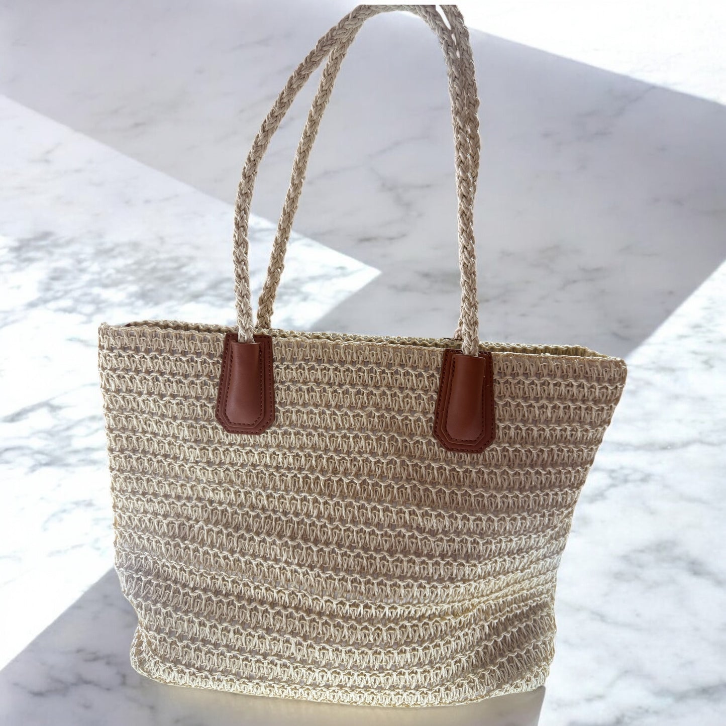Cartera tejida con detalles en piel vegana