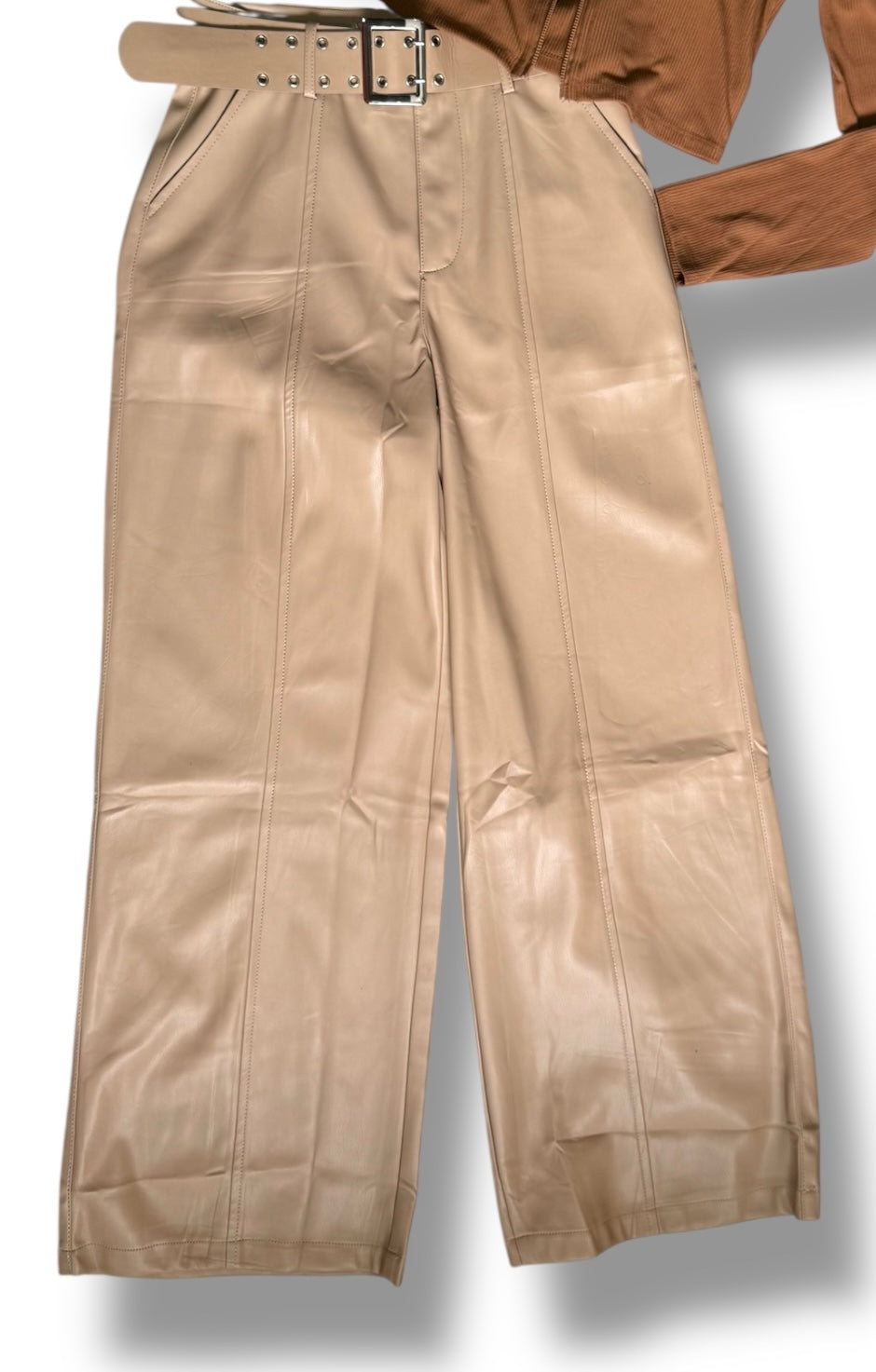 Pantalón Pata Ancha en Beige Oscuro con Cinturón – Elegancia