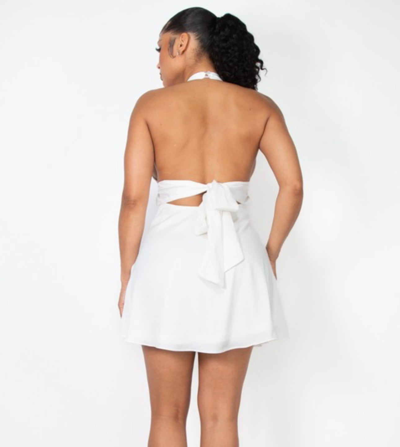 Vestido Corto con Escote Halter y Lazo Ajustable image 1