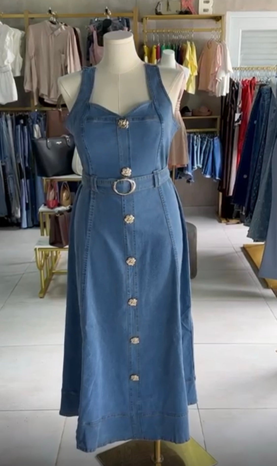 Vestido de Mahón Plus Size con Cinturón y Botones Dorados image 1