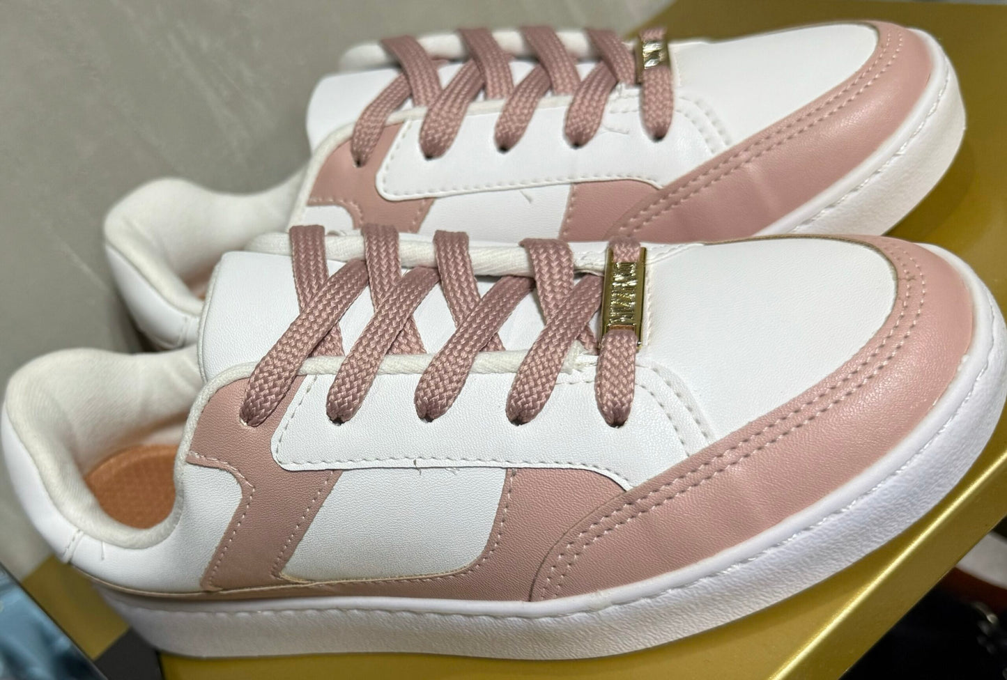 Tenis Vizzano Blanco y Rosado: Elegancia y Confort en un Solo Calzado image 2