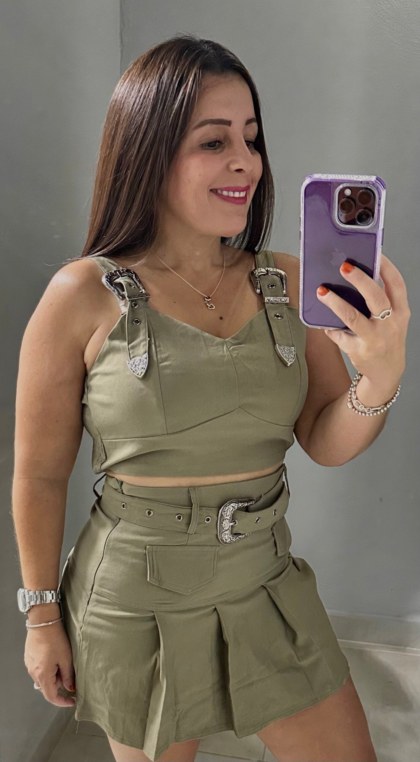 Conjunto verde oliva con detalles metálicos image 5