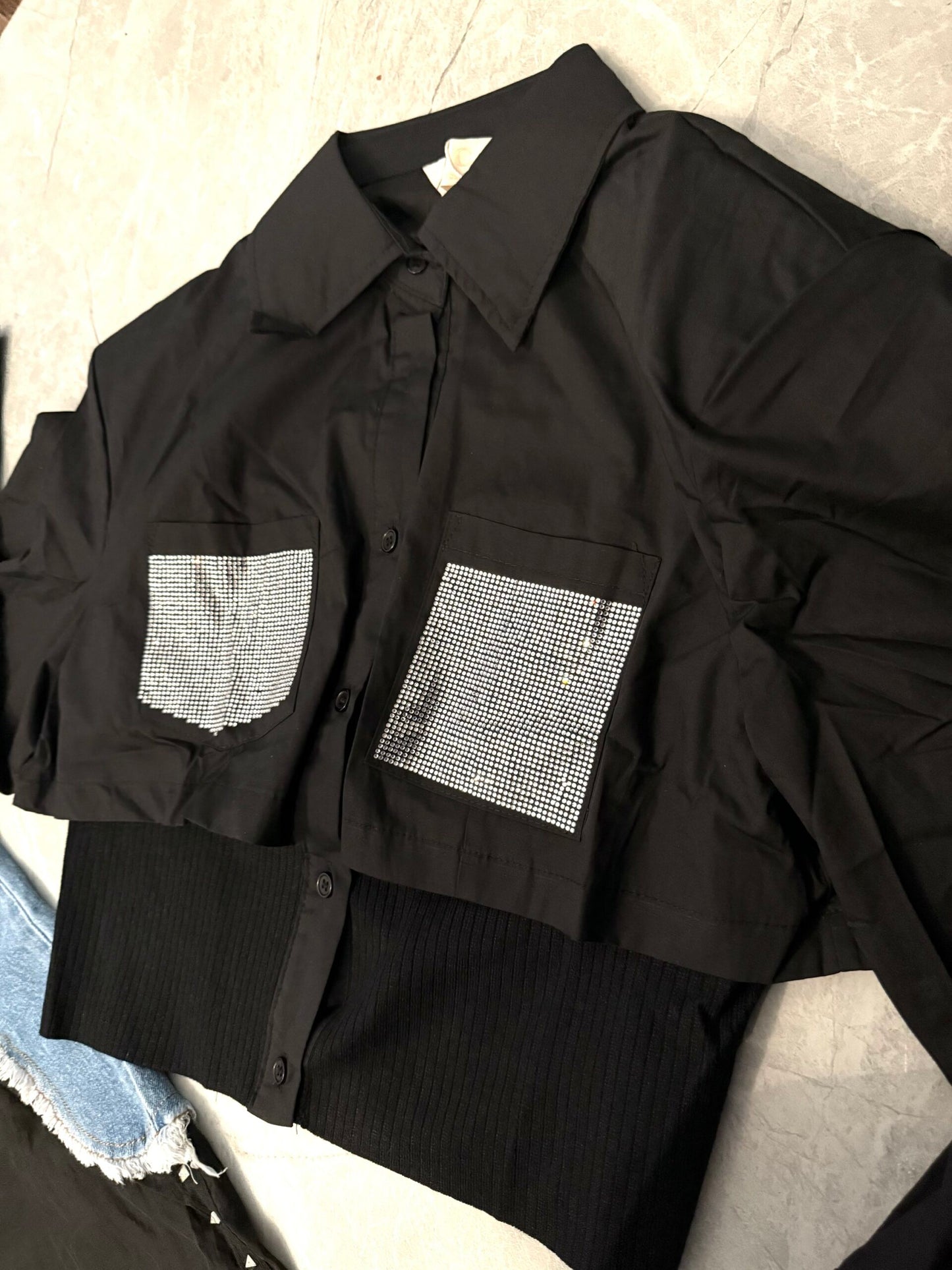 Blusa Negra con Detalles Brillantes image 2