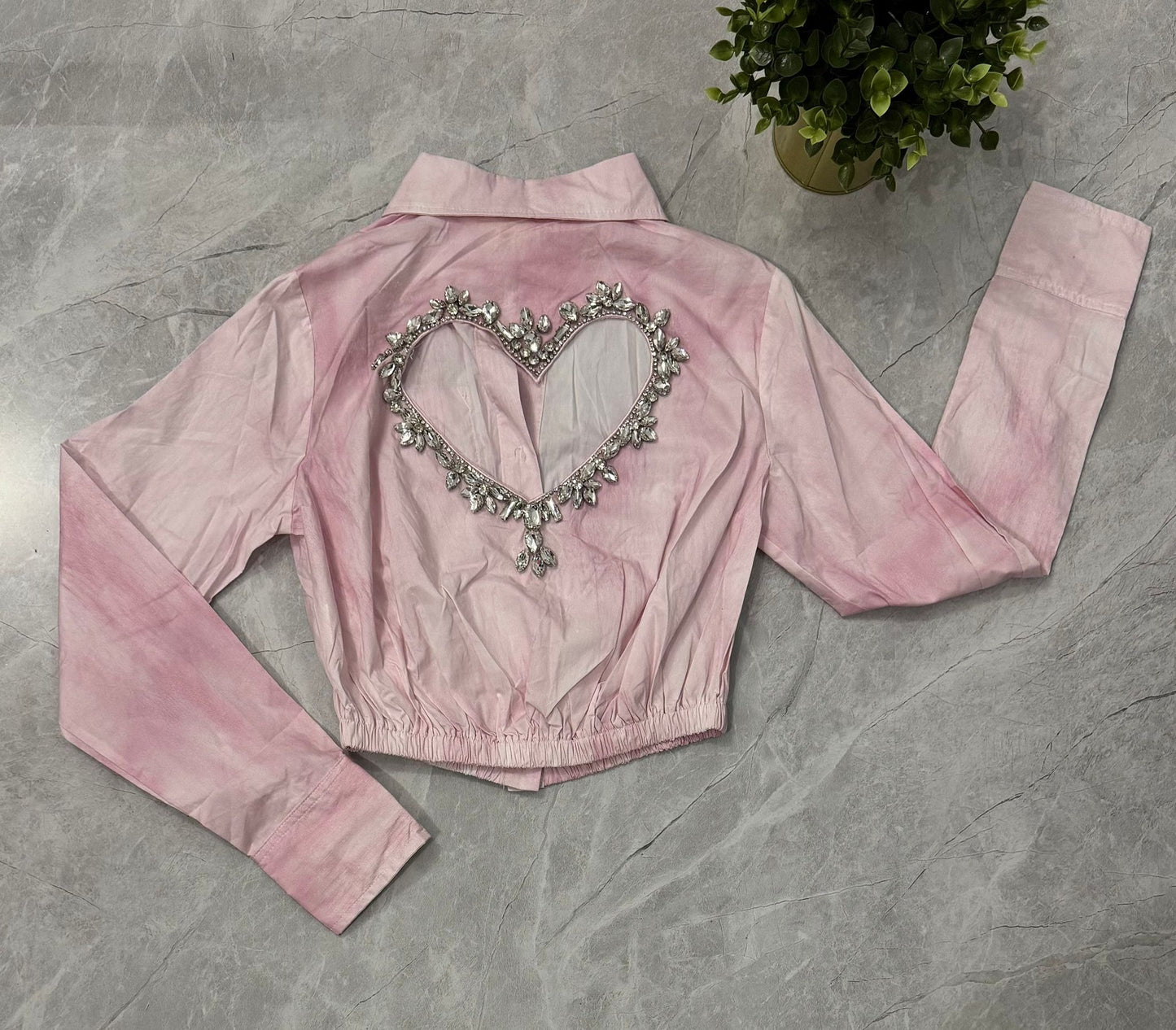 Camisa Crop Rosa con Corazón de Brillantes
image 1