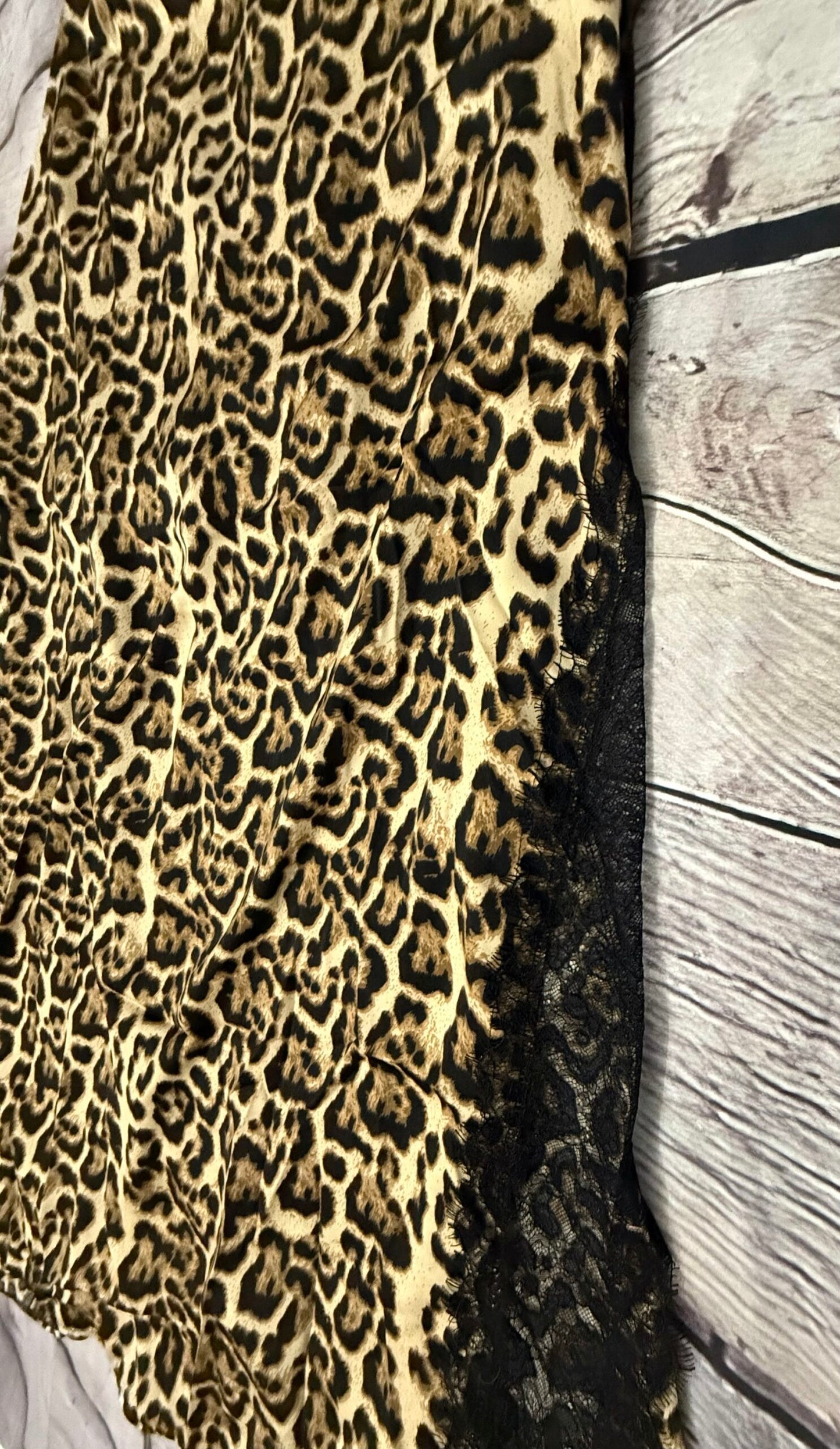 Vestido Animal Print con Encaje - Un Look Audaz y Elegante image 2