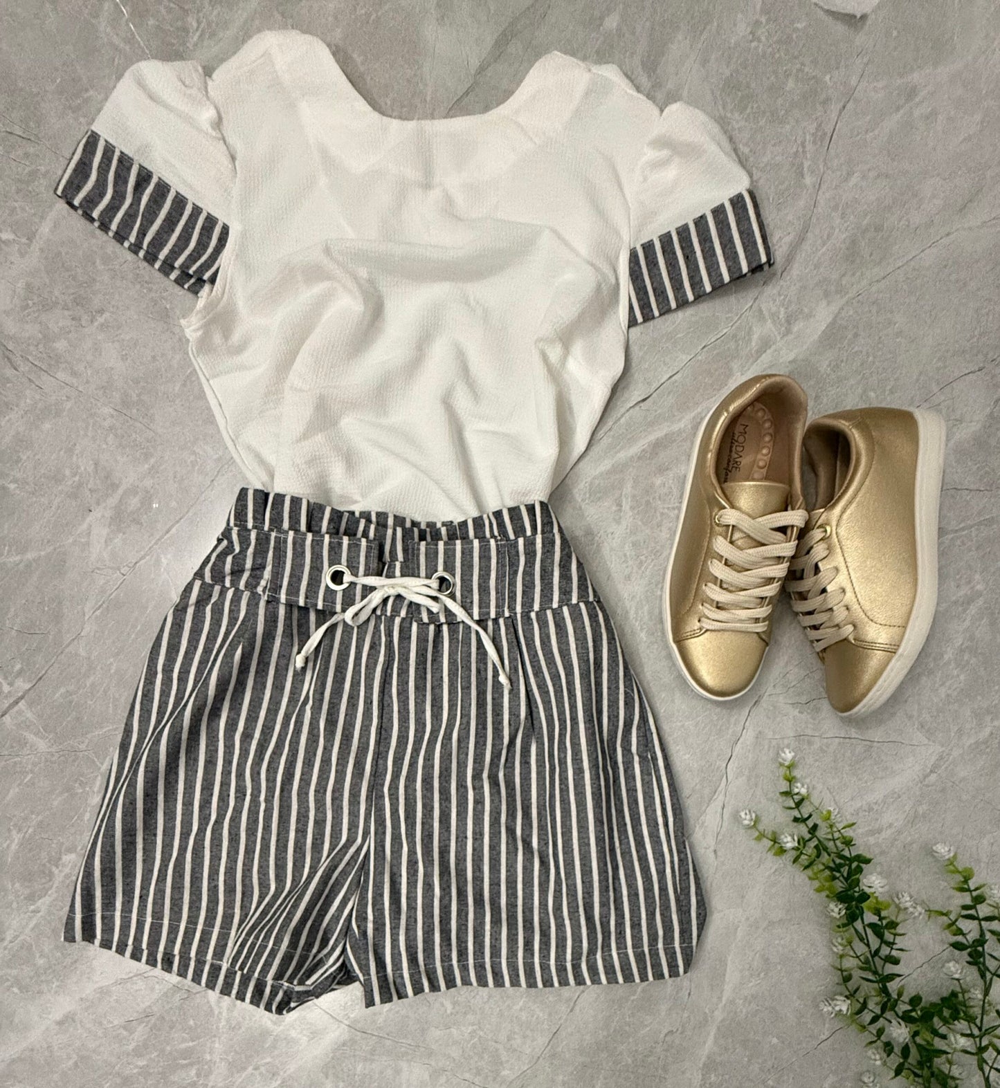 Conjunto Casual: Blusa Blanca con Detalles y Short de Rayas image 0