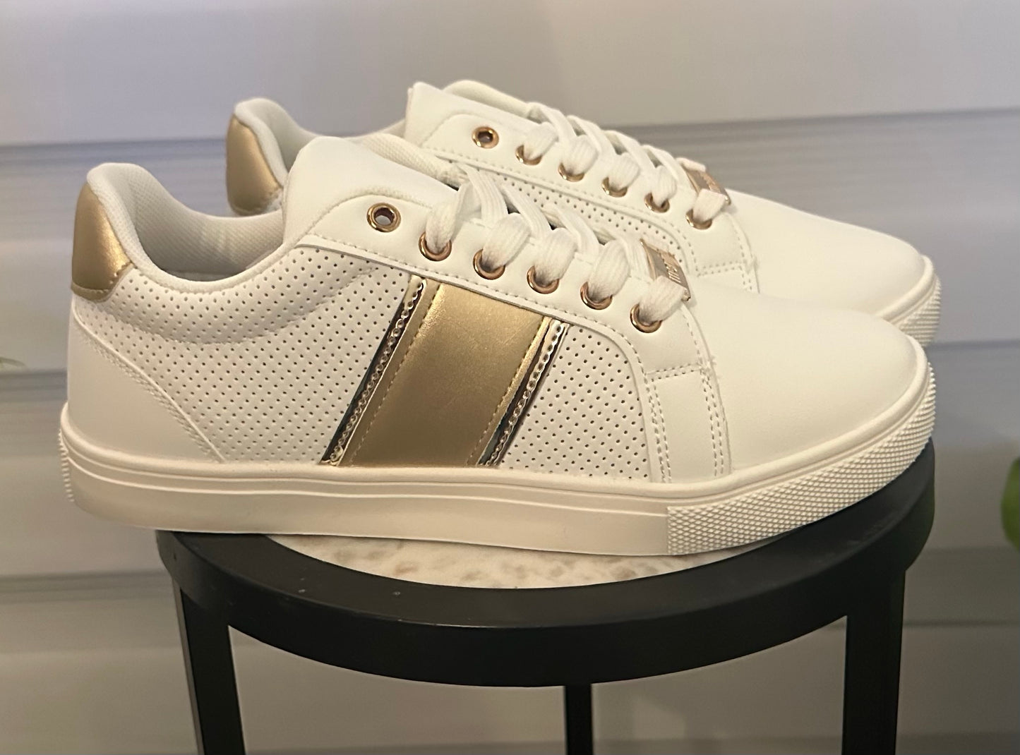 Tenis Blancos con Detalles Dorados image 1