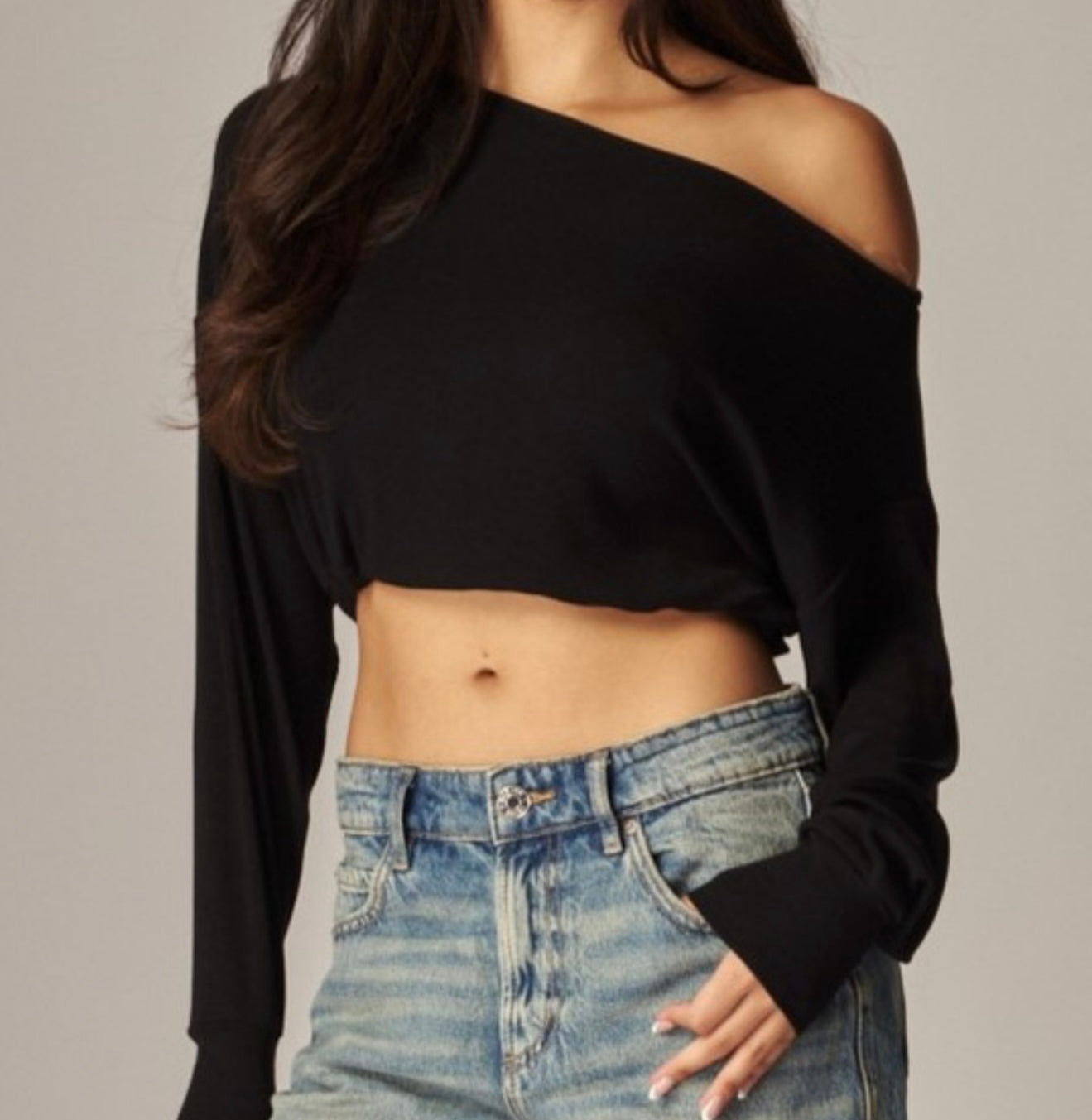 Blusa Off-Shoulder con Estilo Casual y Ajuste Relajado Negro image 0