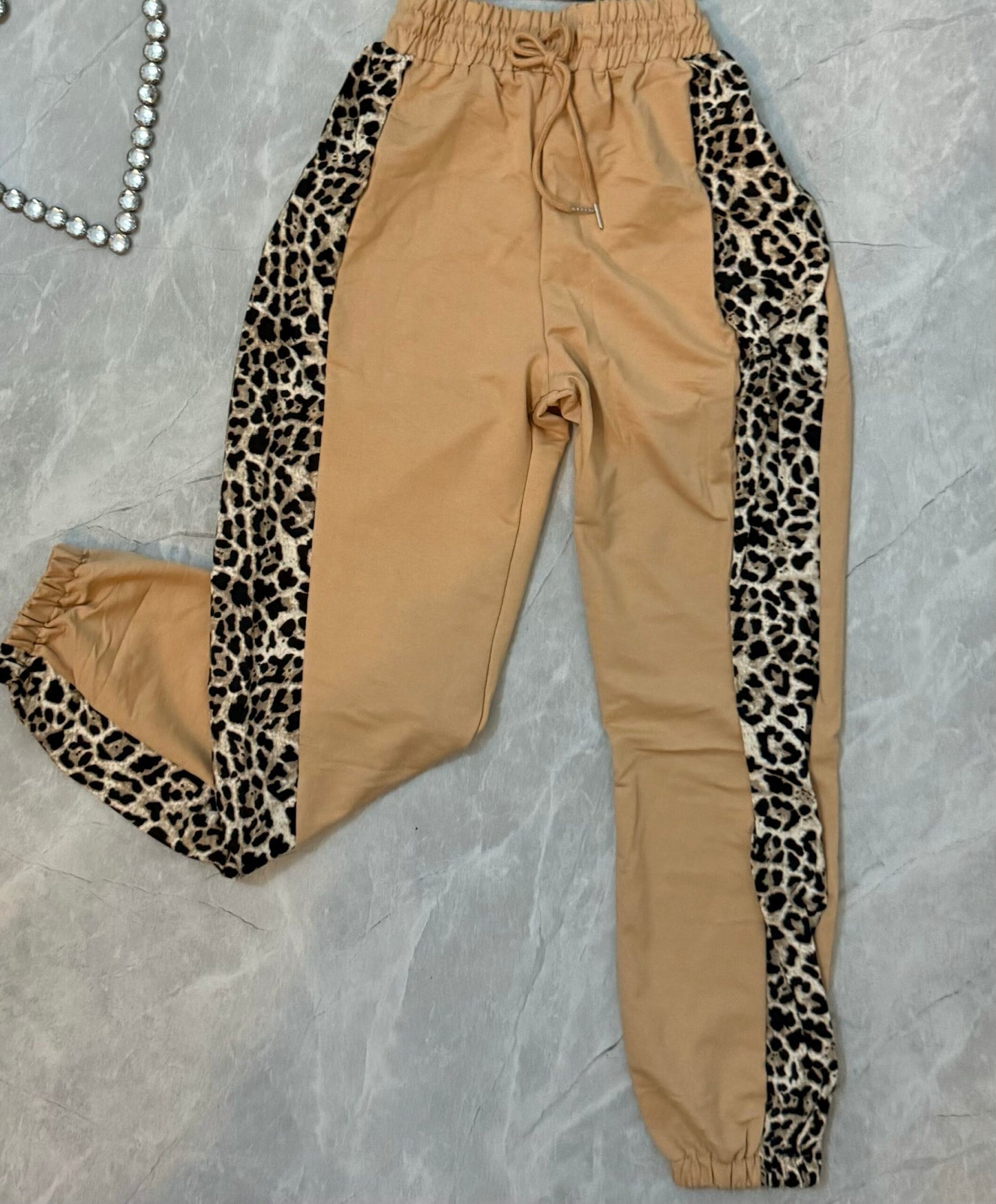 Conjunto Animal Print con Toque de Elegancia image 0
