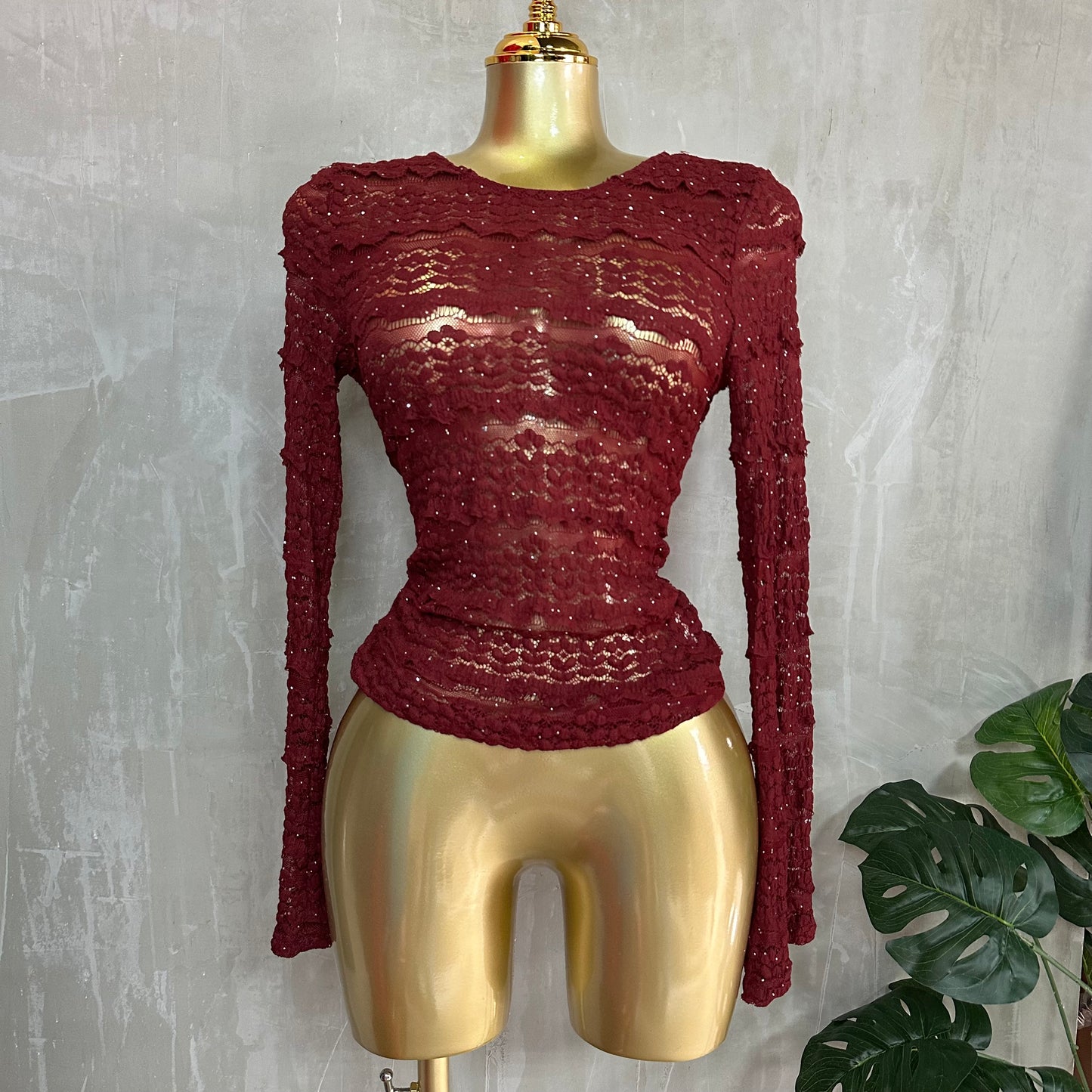 Blusa Burgundy de Encaje Transparente con Detalles Rhinestone