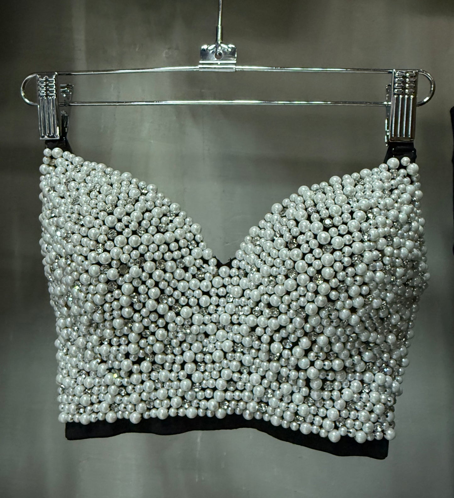 Top tipo bralette con perlas