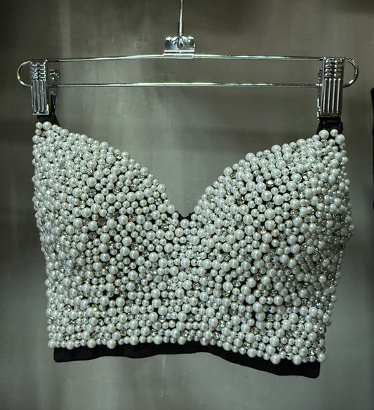 Top tipo bralette con perlas