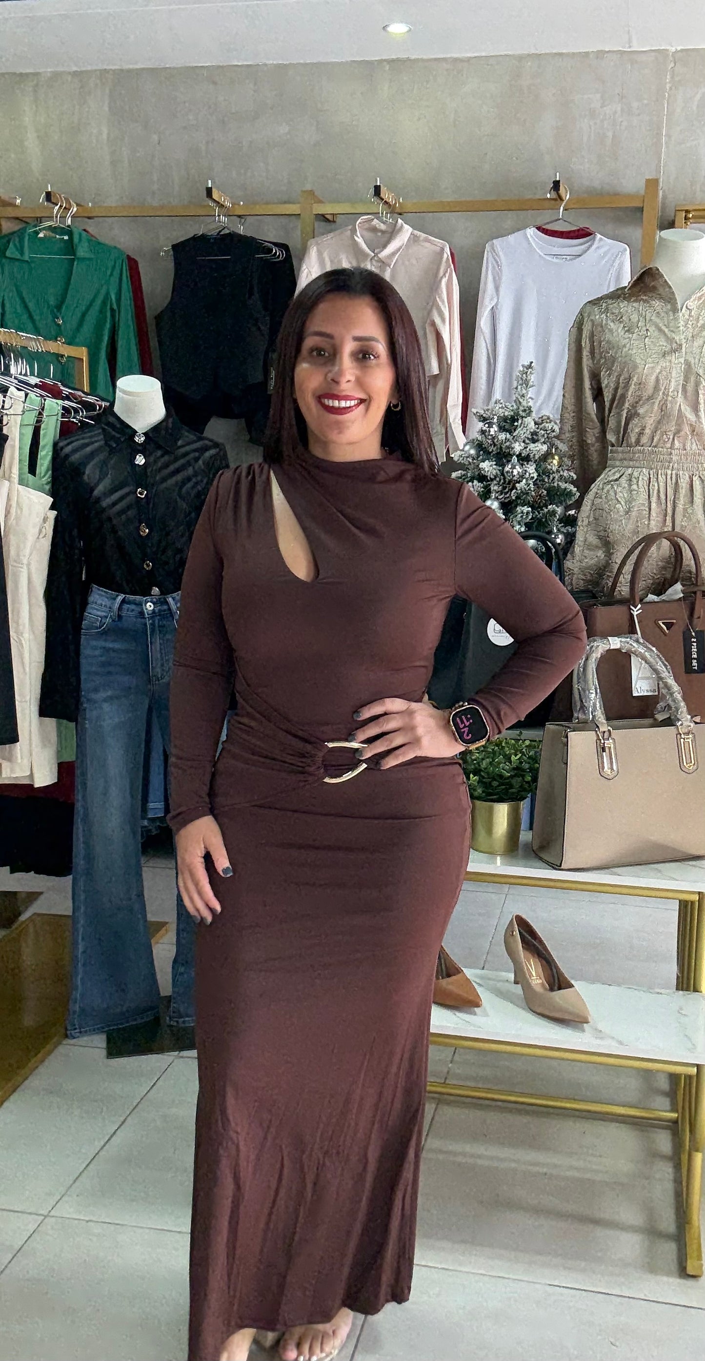 Vestido Maxi Chocolate con Corte Asimétrico y Hebilla Dorada