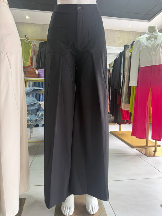 Pantalón Palazzo Elegante Negro con Bolsillos Frontales y Cadena Decorativa