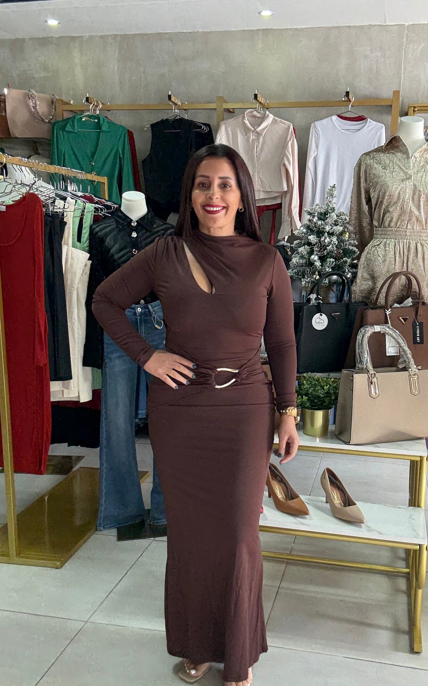 Vestido Maxi Chocolate con Corte Asimétrico y Hebilla Dorada