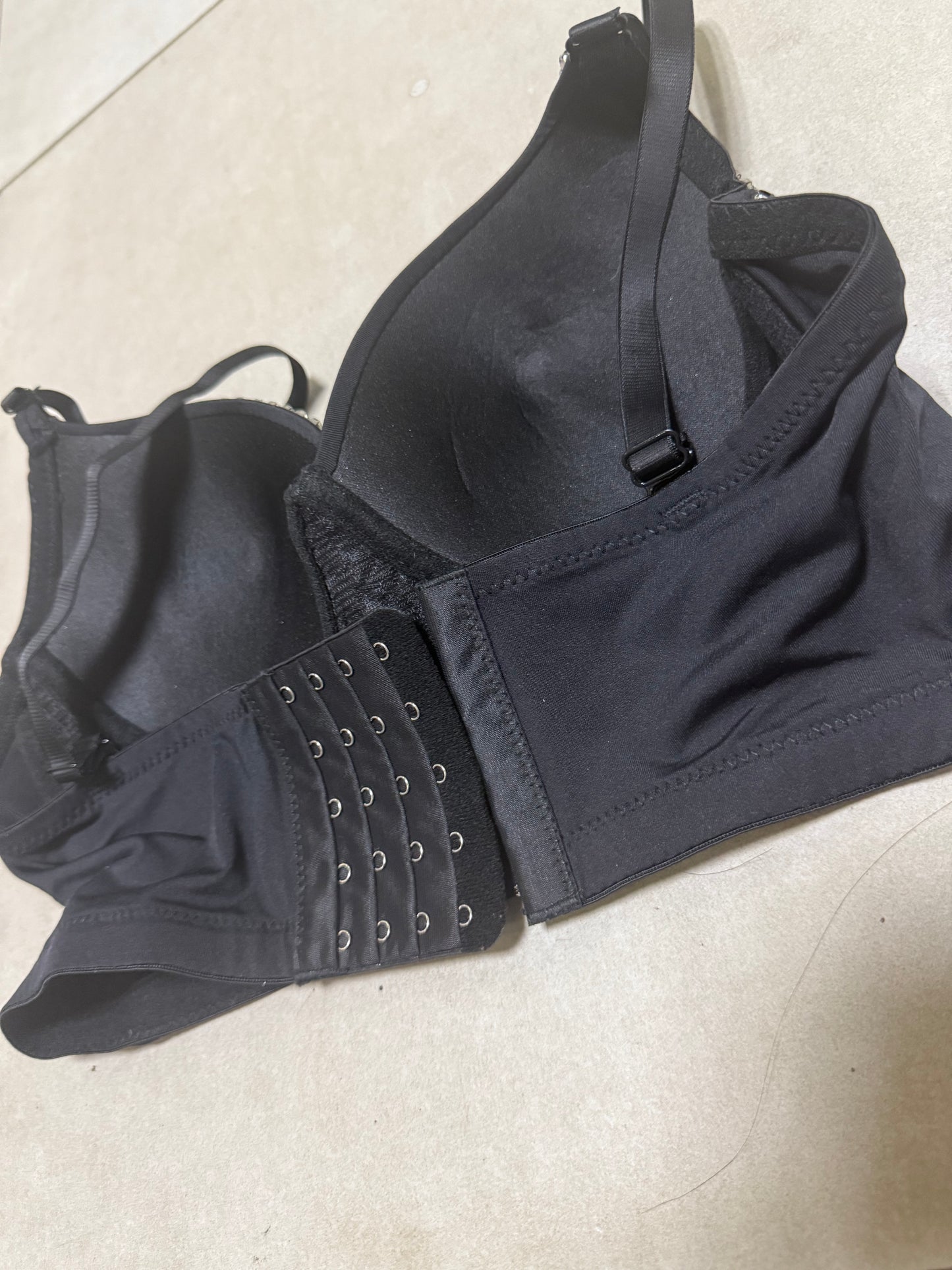 Top tipo bralette con pedrería negra