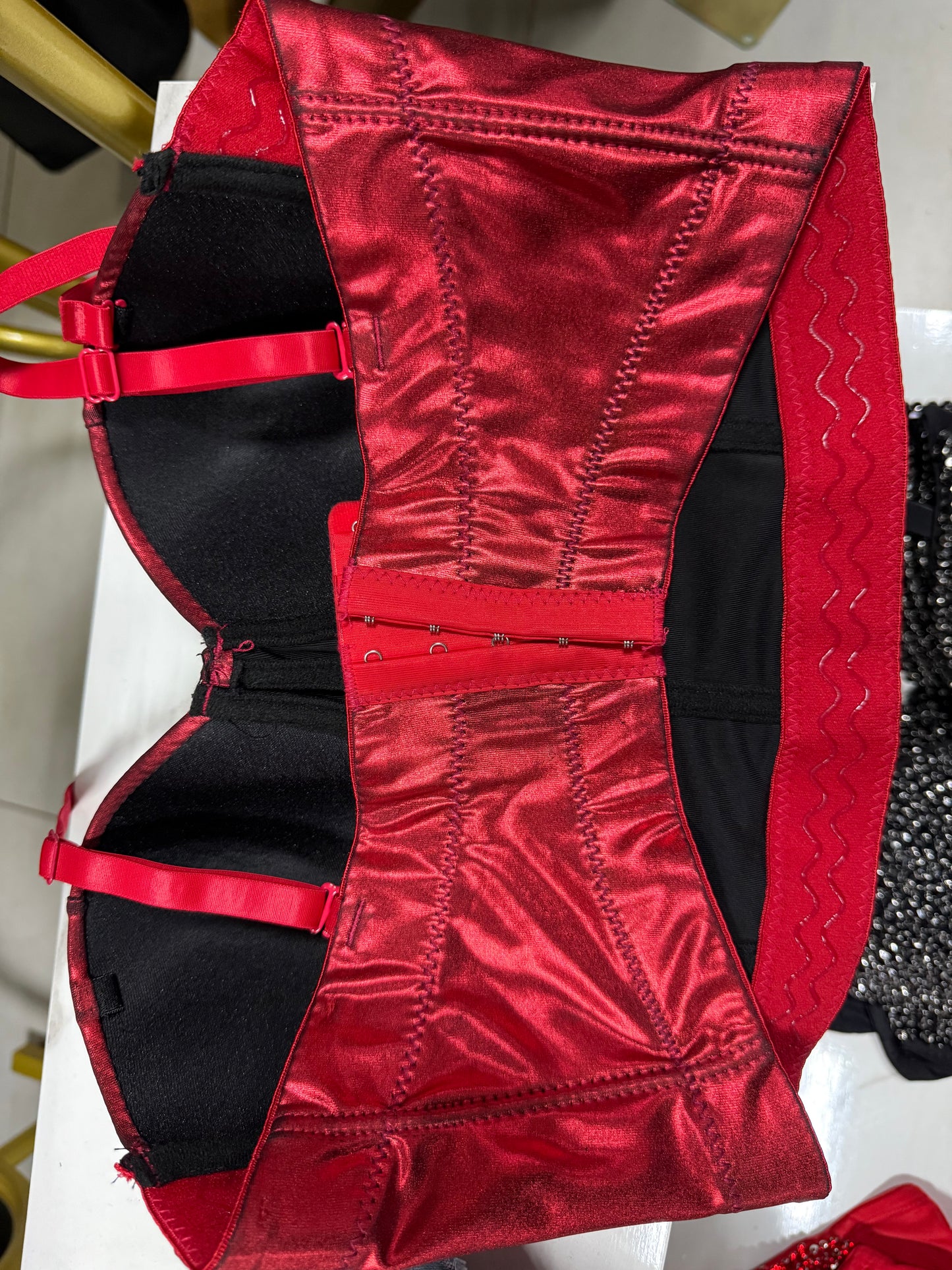 Corset Satinado Red Sculpt – Soporte & Brillo Premium