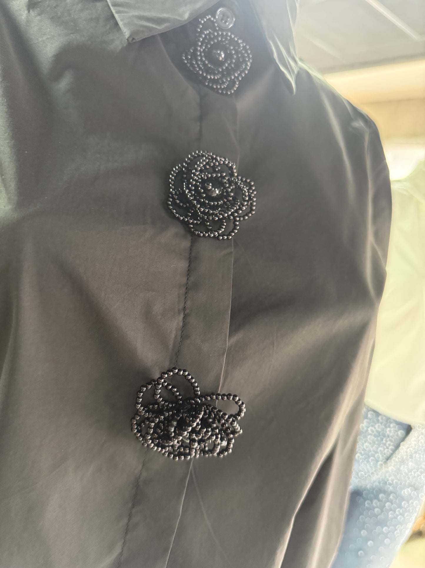Blusa Negra Elegante con Rosas de Perlas