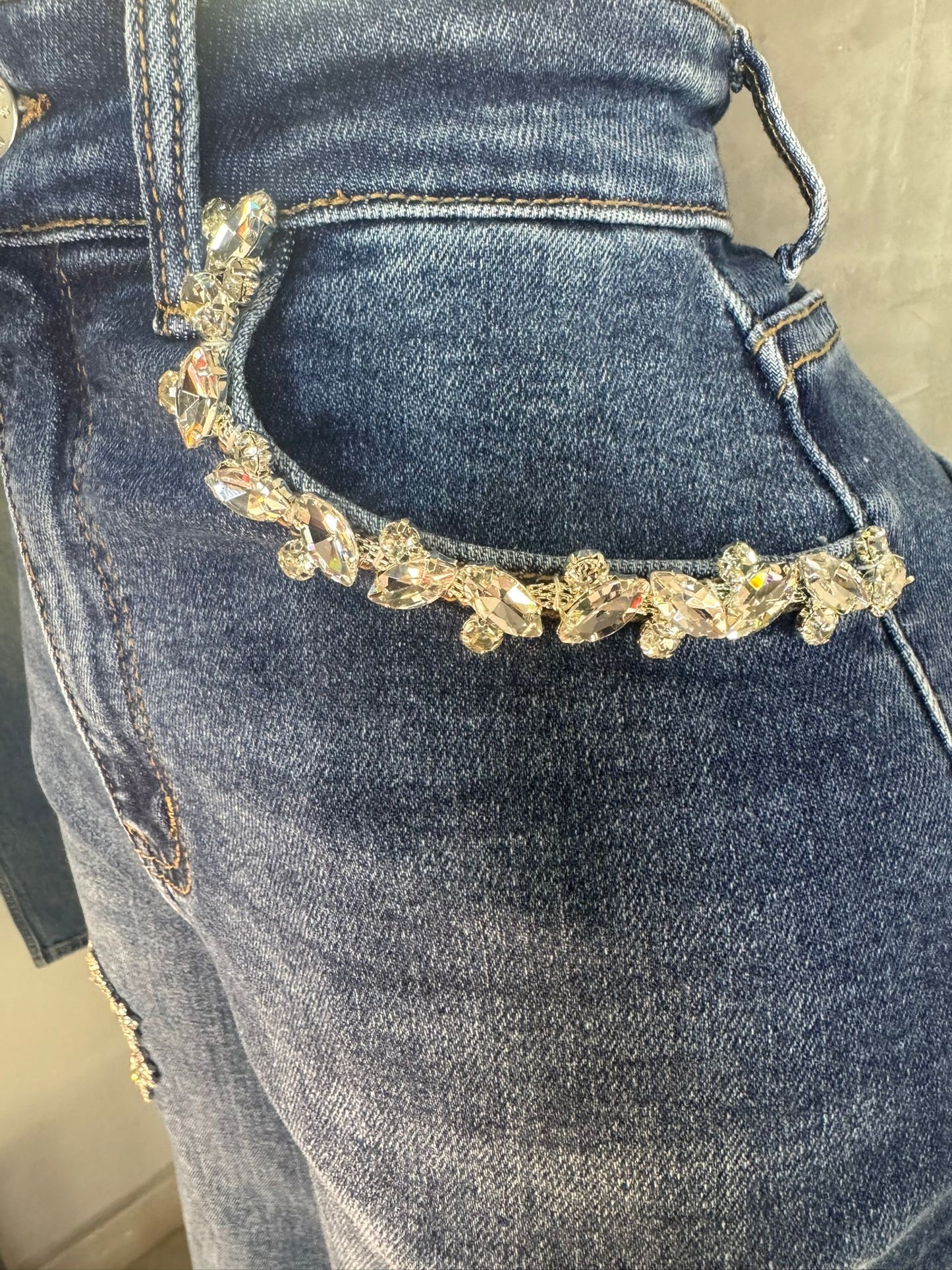 Mahón “Heart Glow” con Detalle en Pedrería