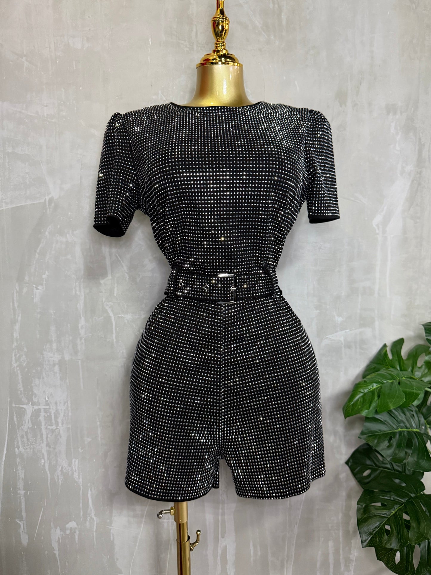 Romper Negro Entallado con Diseño Rhinestone y Cinturón