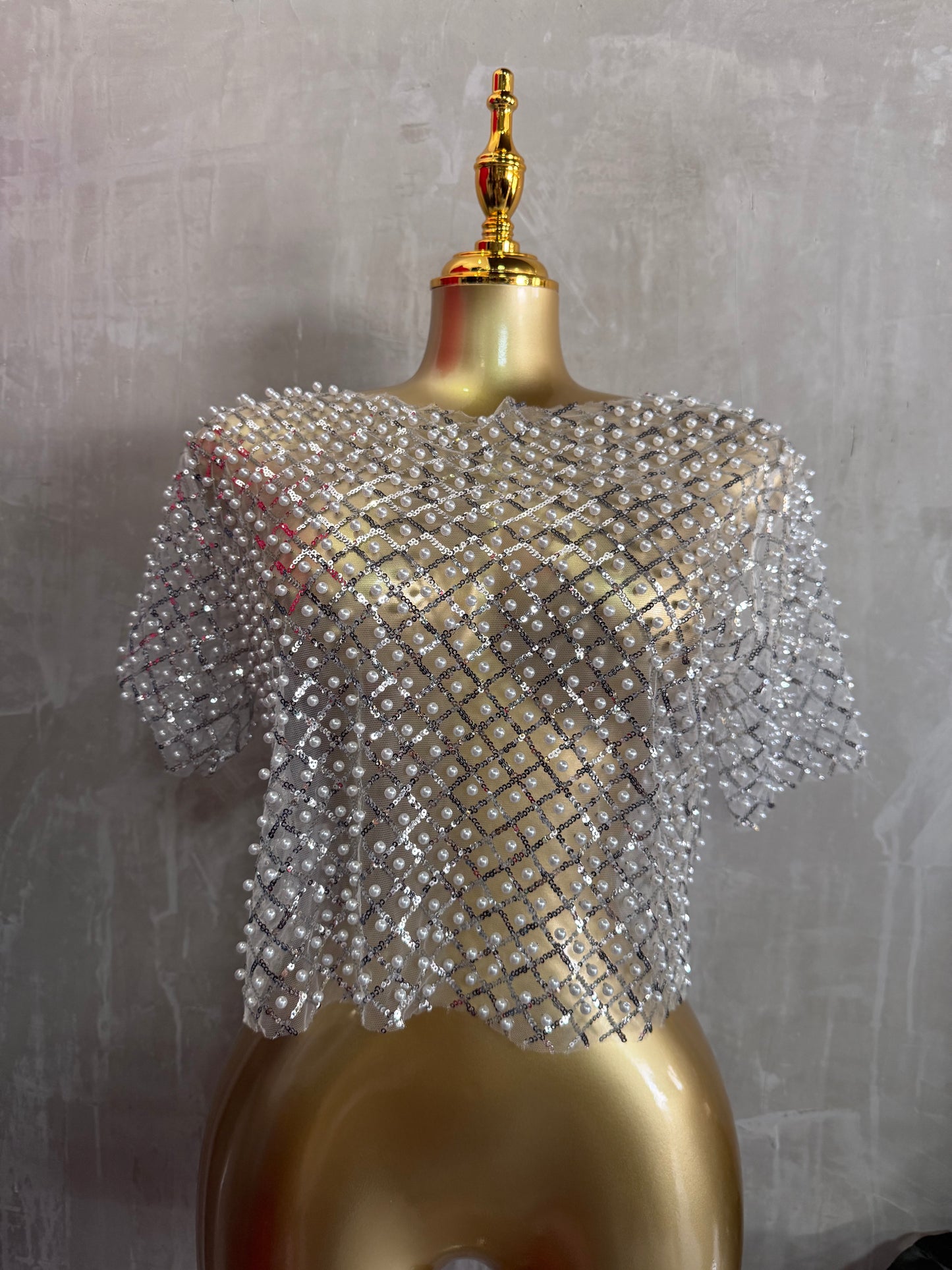 Top de Malla con Detalles de Brillo y Perlas Plata y Negra