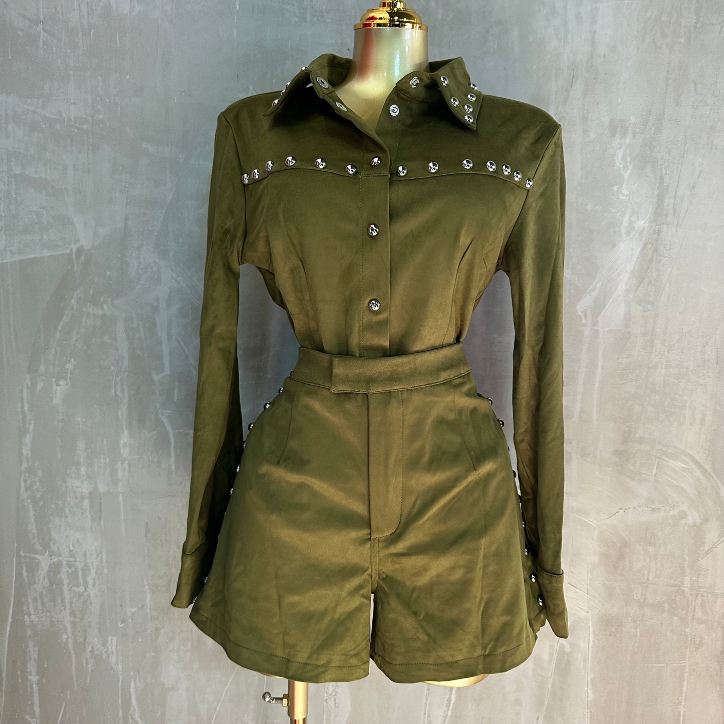 Set Verde Oliva con Detalles Metálicos