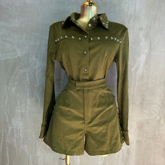 Set Verde Oliva con Detalles Metálicos