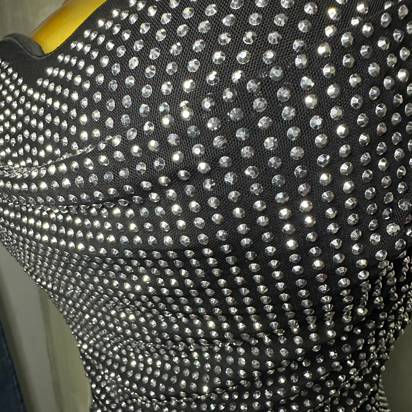 Vestido Negro con Detalles Brillantes