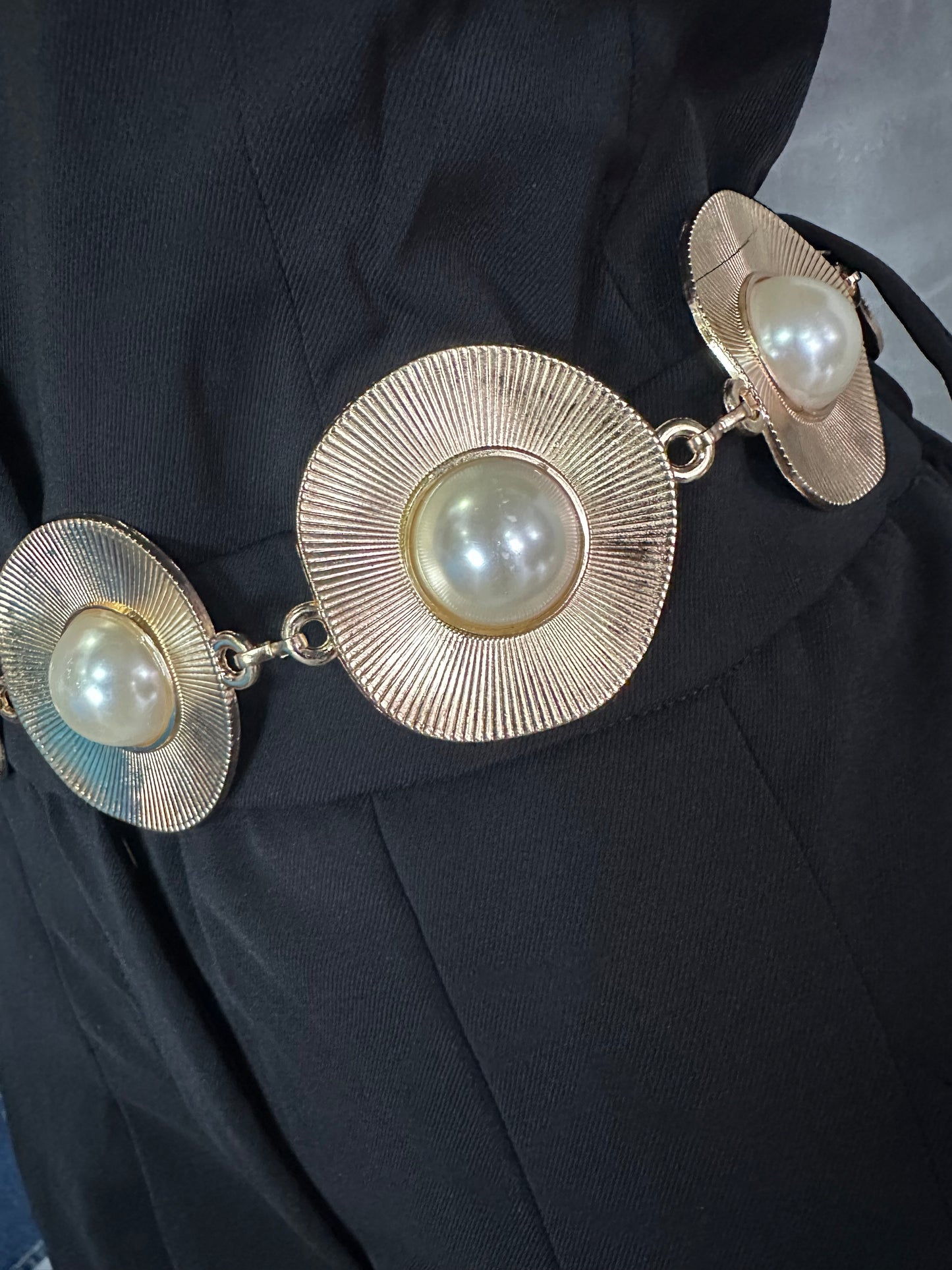 Jumpsuit Negro Elegante con Botones y Cinturón Dorado