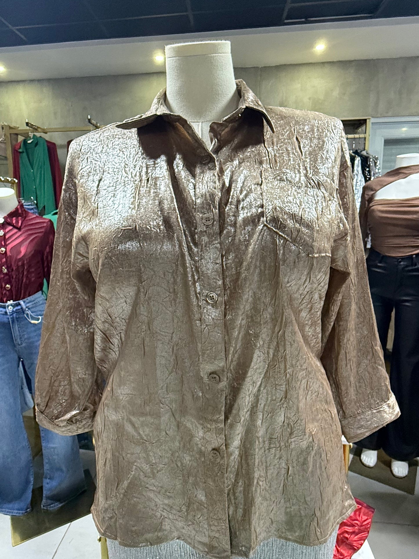 Blusa Metálica Dorada Plus Size con Estilo Moderno