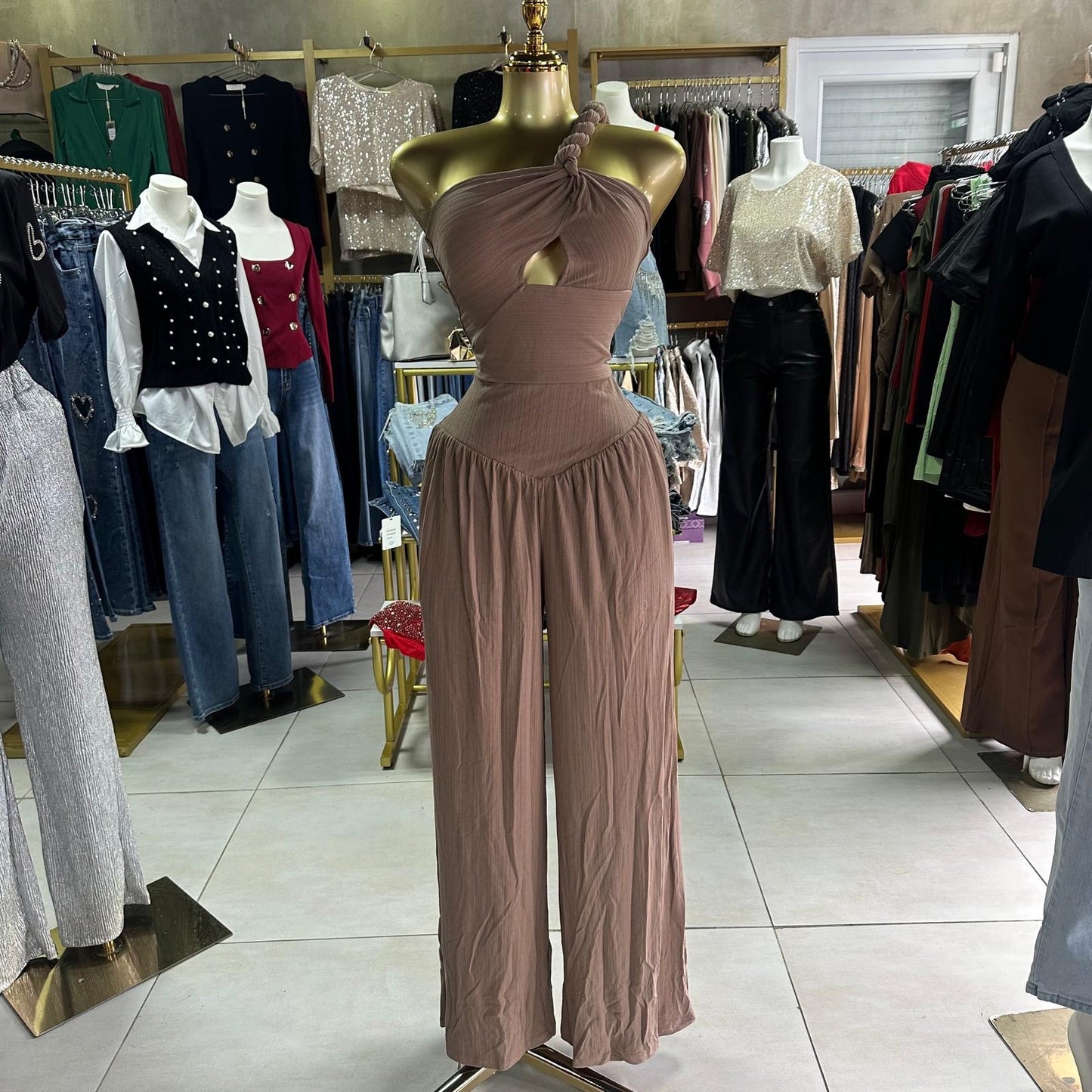 Conjunto Beige Elegante Asimétrico Con Detalle Trenzado