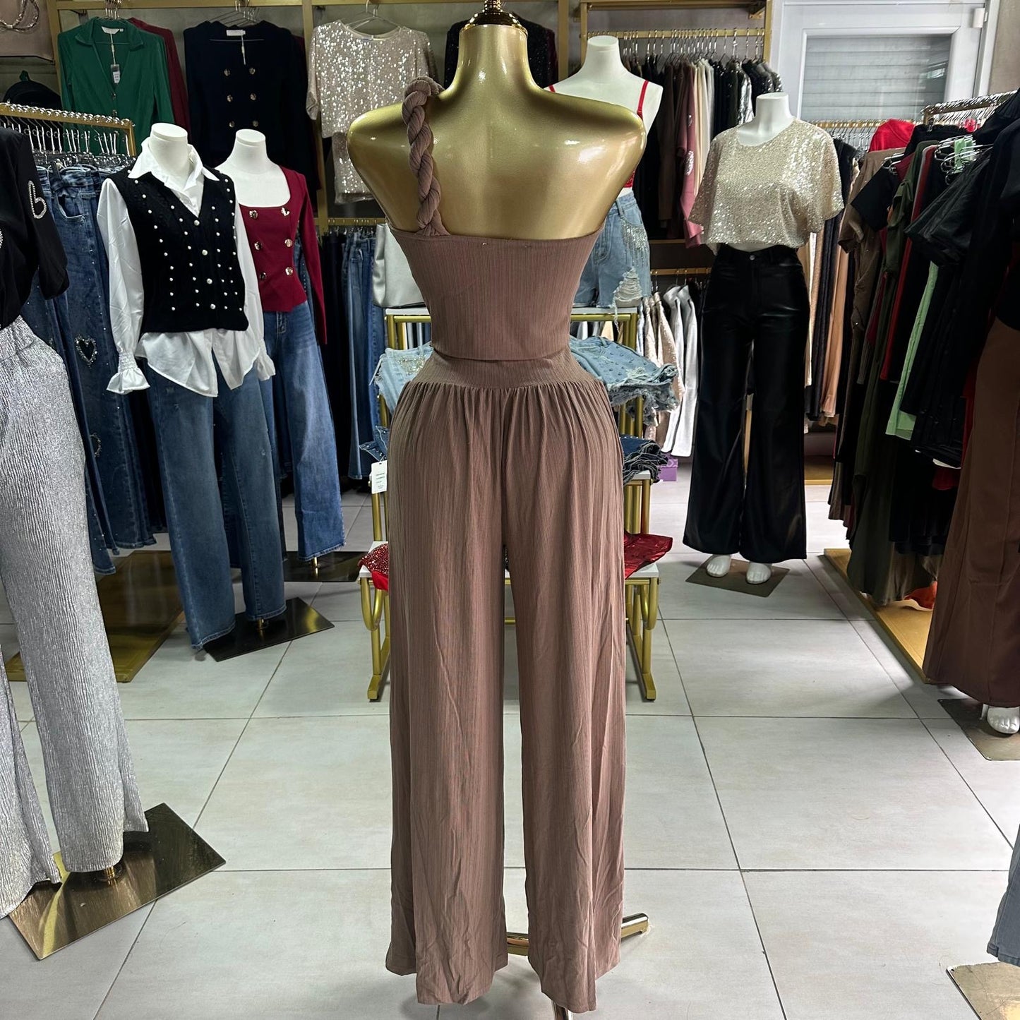 Conjunto Beige Elegante Asimétrico Con Detalle Trenzado