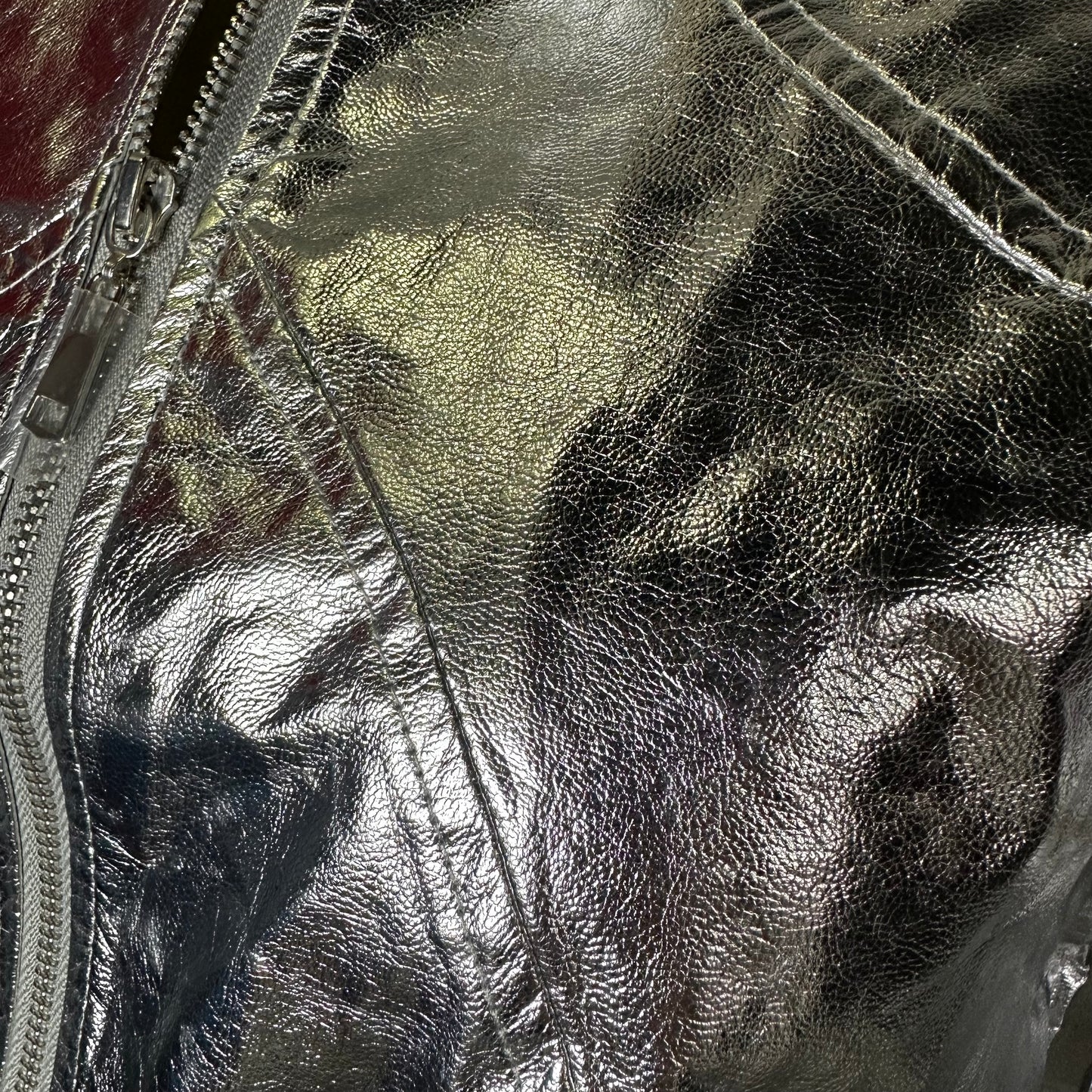 Chaqueta Cropped Metálica Plateada con Cierre Frontal