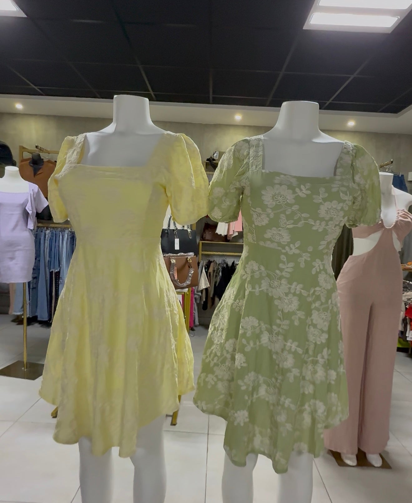 Vestido floral con encaje y mangas abullonadas