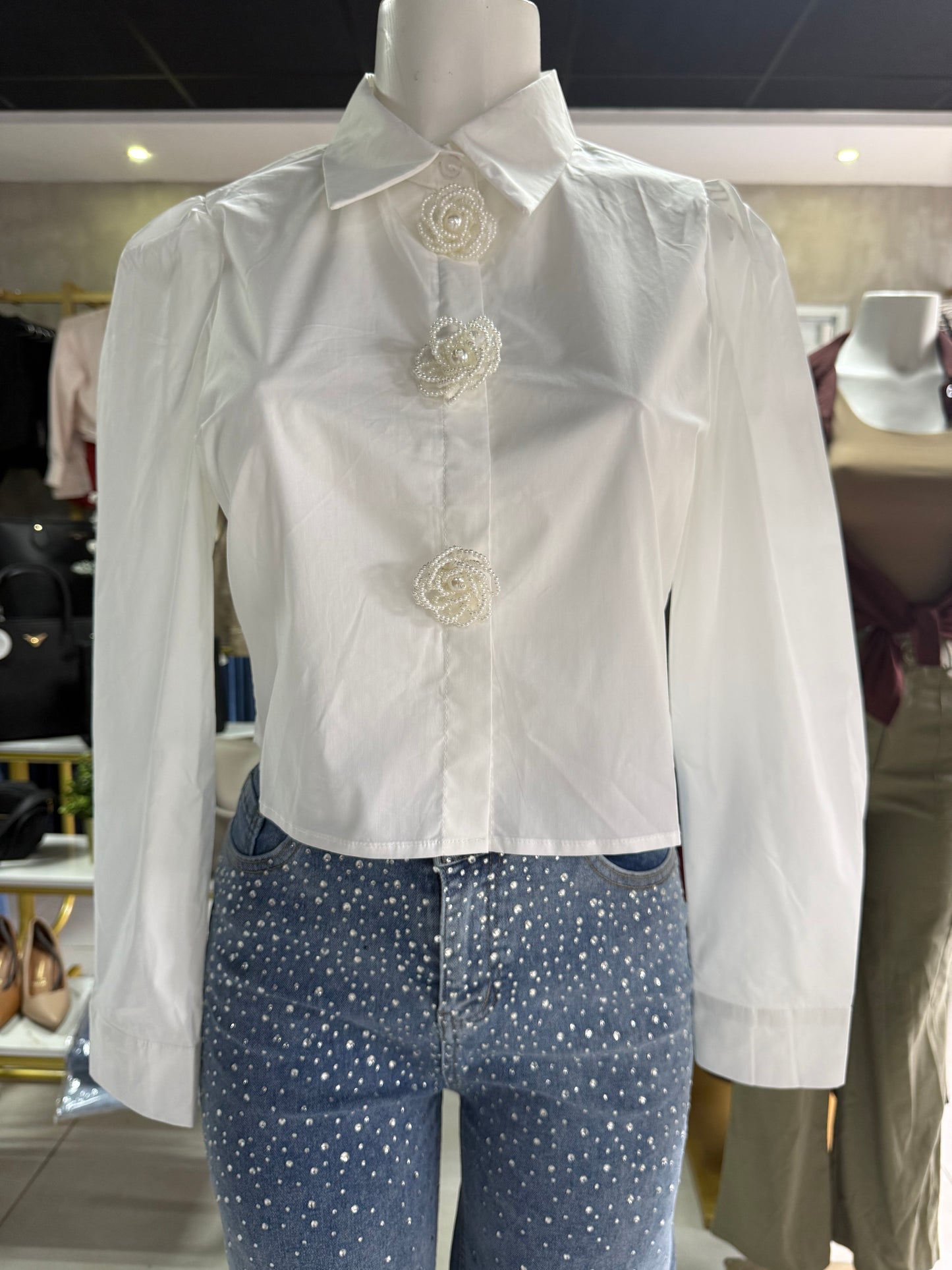 Blusa Blanca Elegante con Rosas de Perlas
