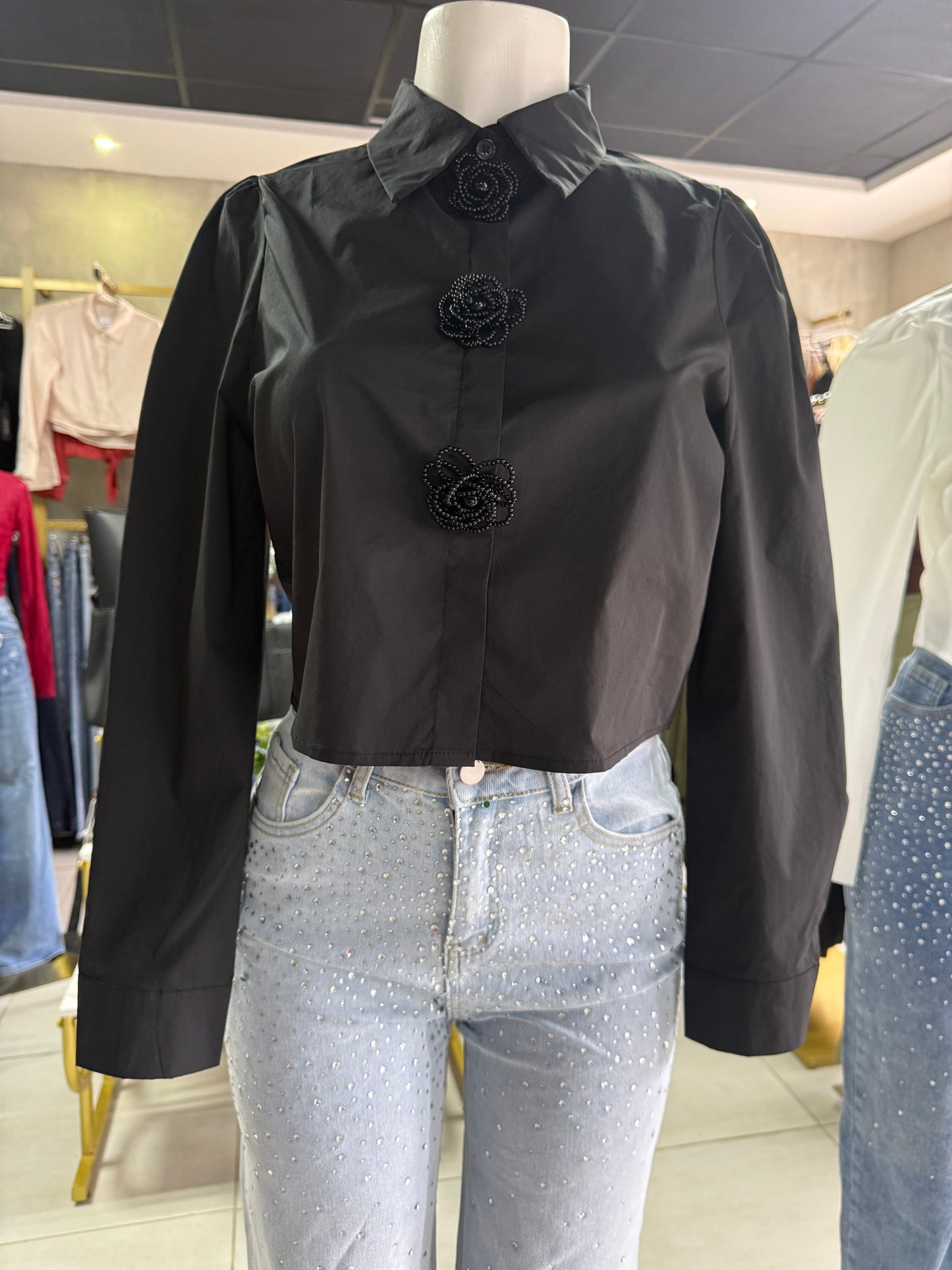 Blusa Negra Elegante con Rosas de Perlas