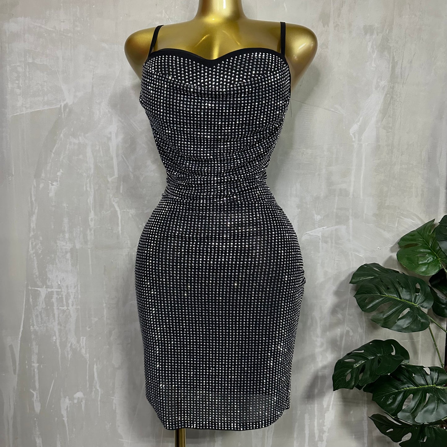 Vestido Negro con Detalles Brillantes