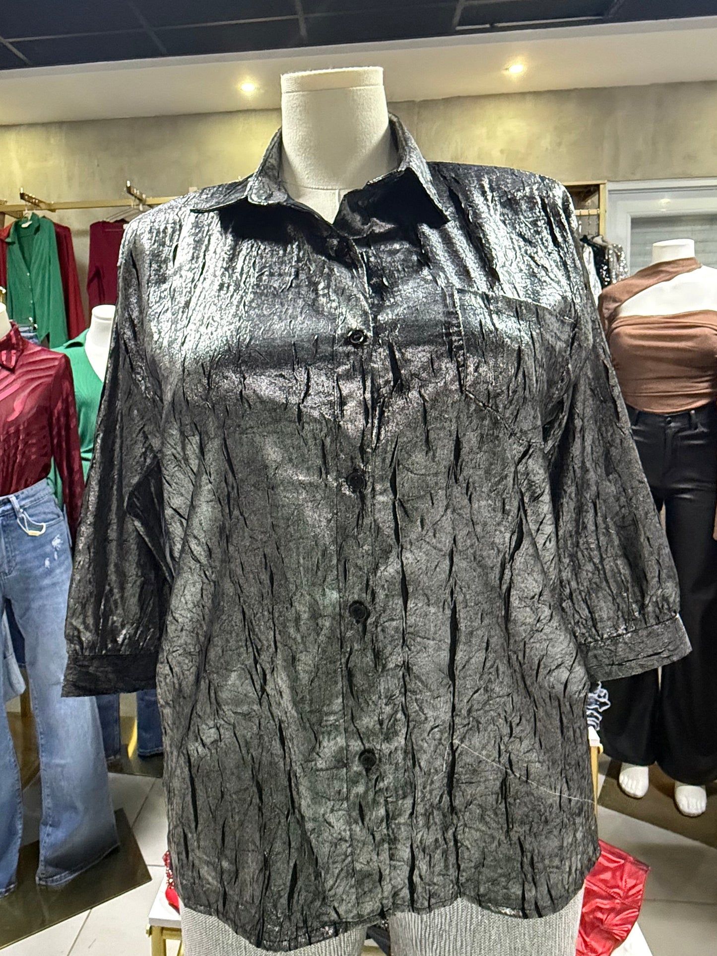 Blusa Metálica Gris Plus Size con Estilo Moderno