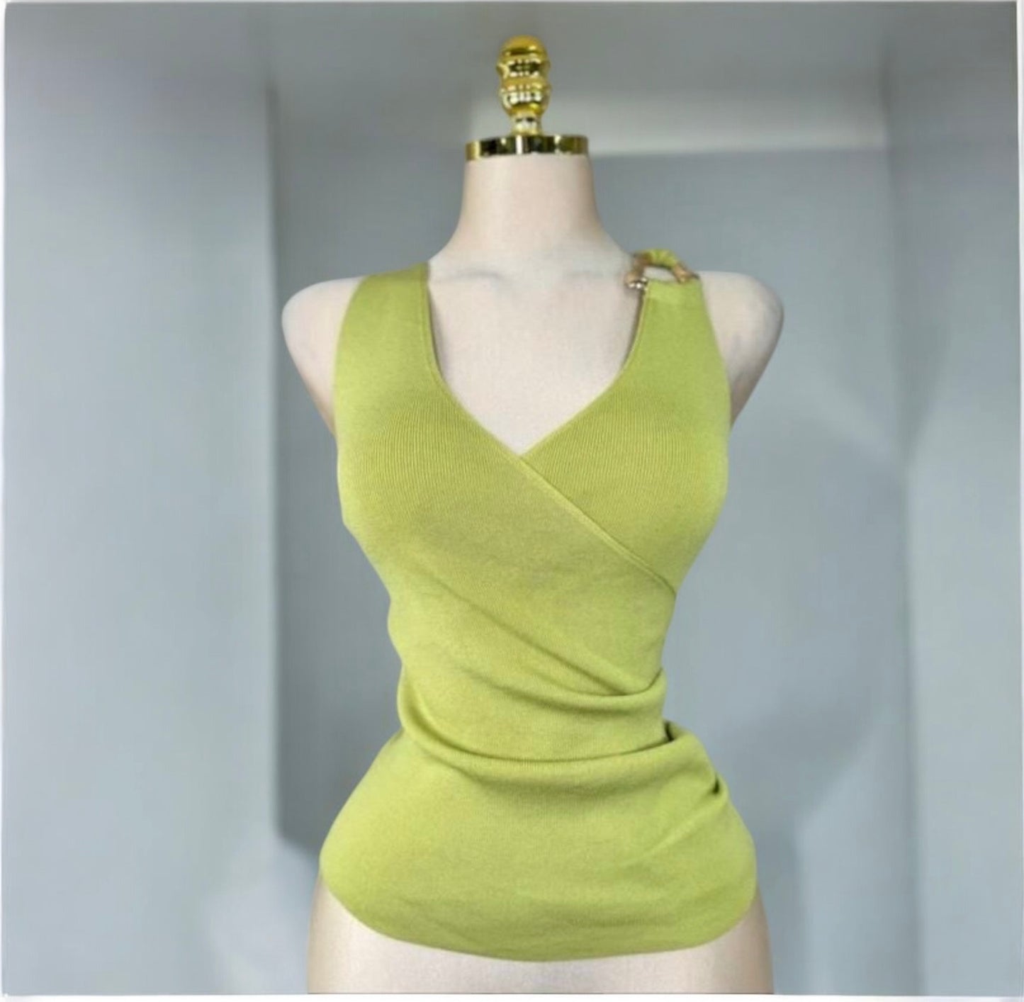 Top Cruzado Verde Lima con Detalle Oro