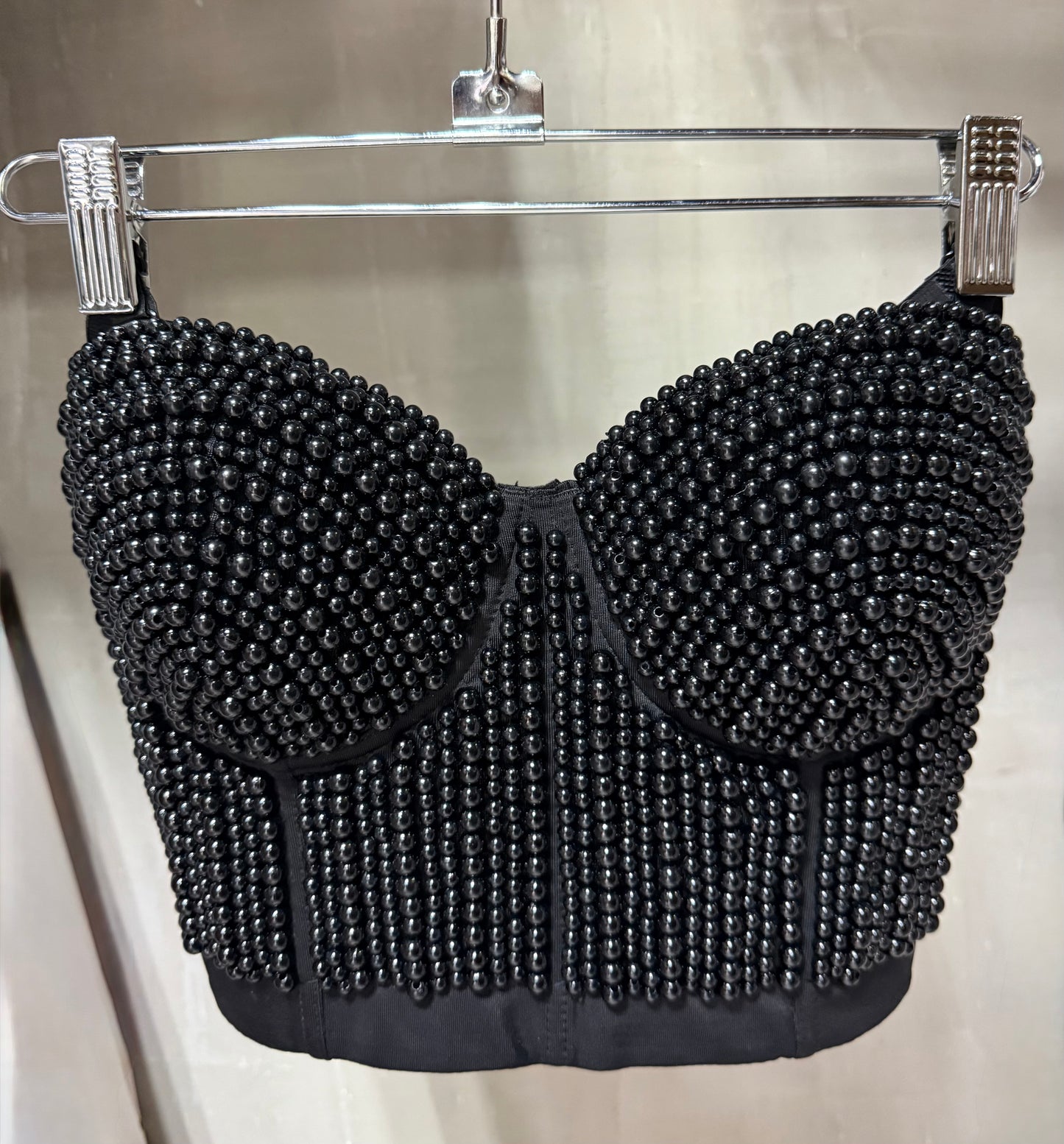 Top tipo corset con perlas negras