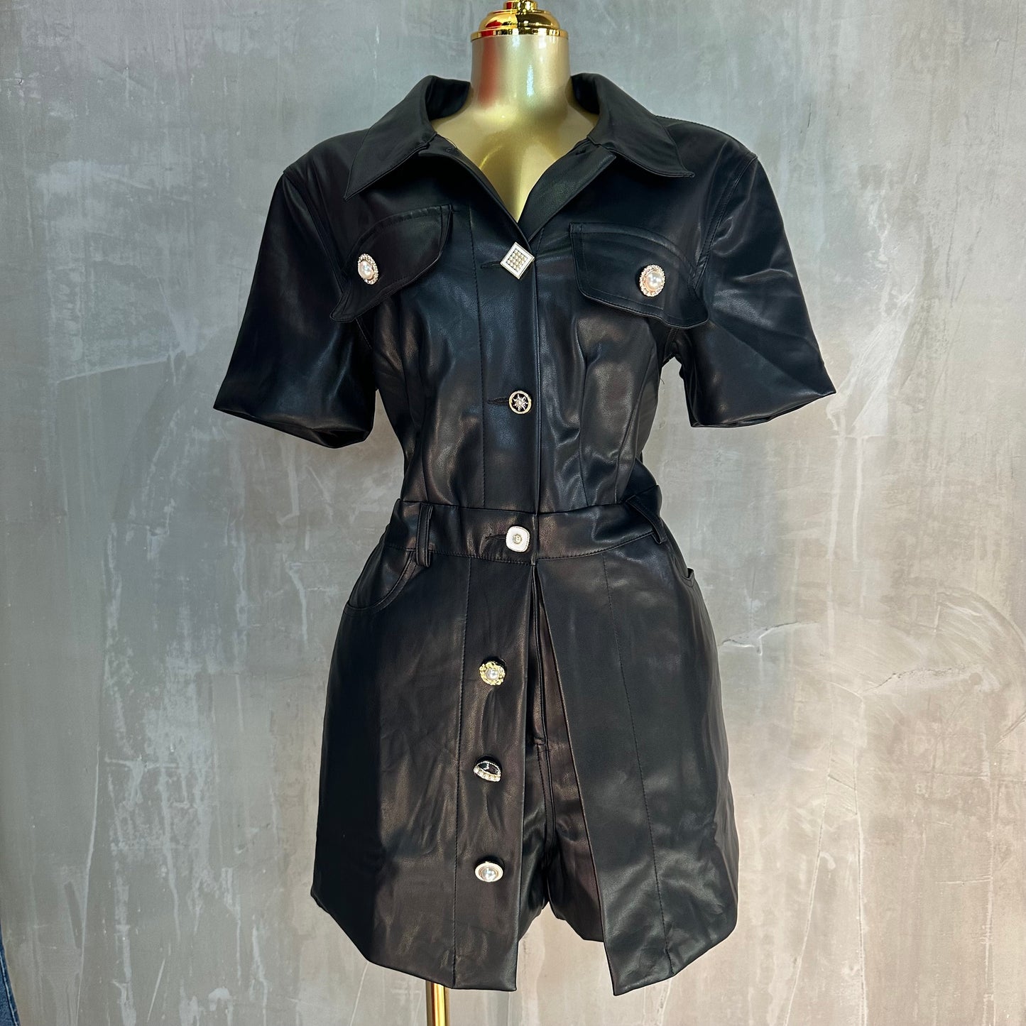 Romper PU Estilo Camisa con Botones Dorados