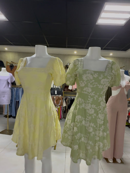 Vestido floral con encaje y mangas abullonadas