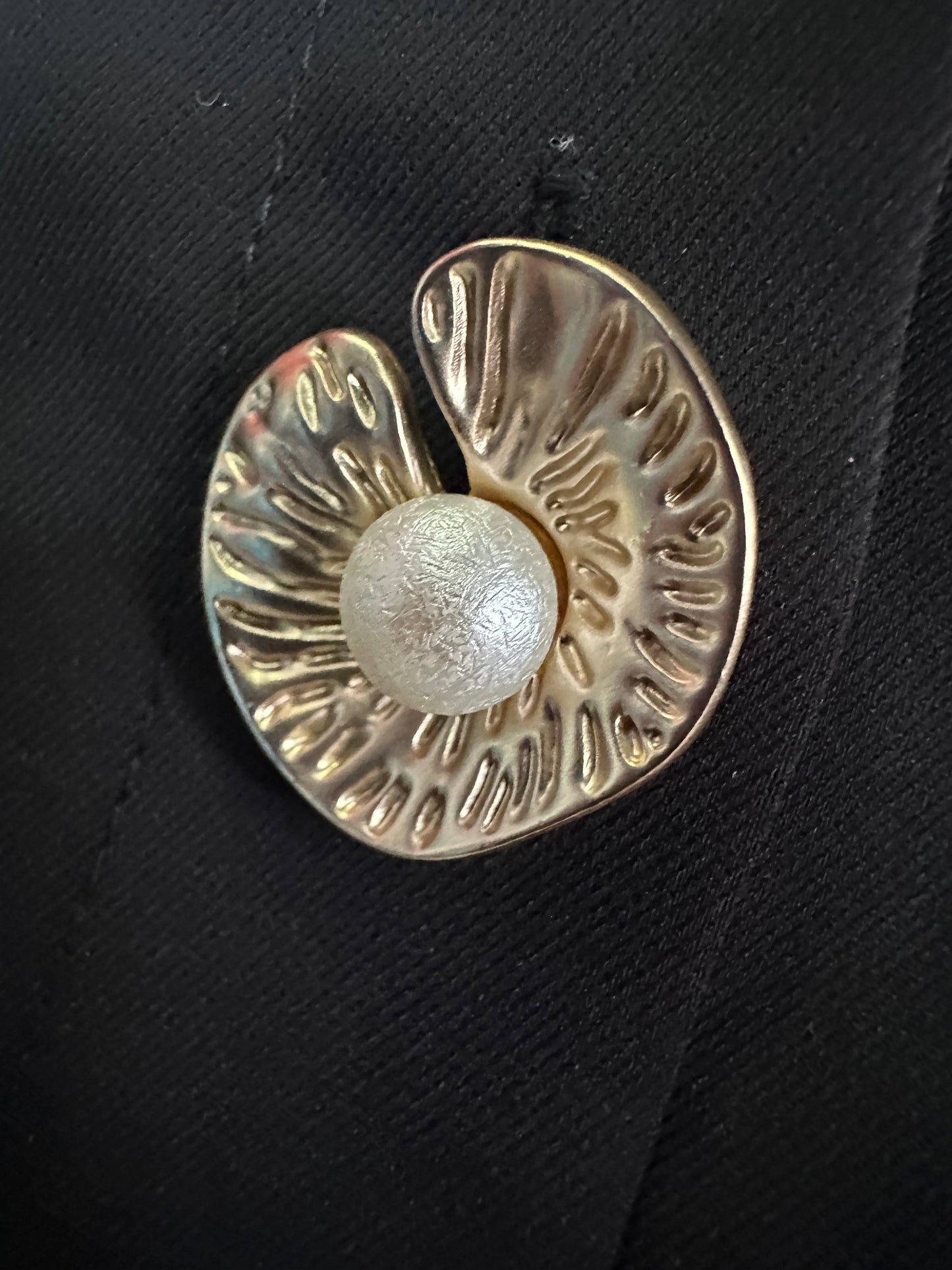 Jumpsuit Negro Elegante con Botones y Cinturón Dorado