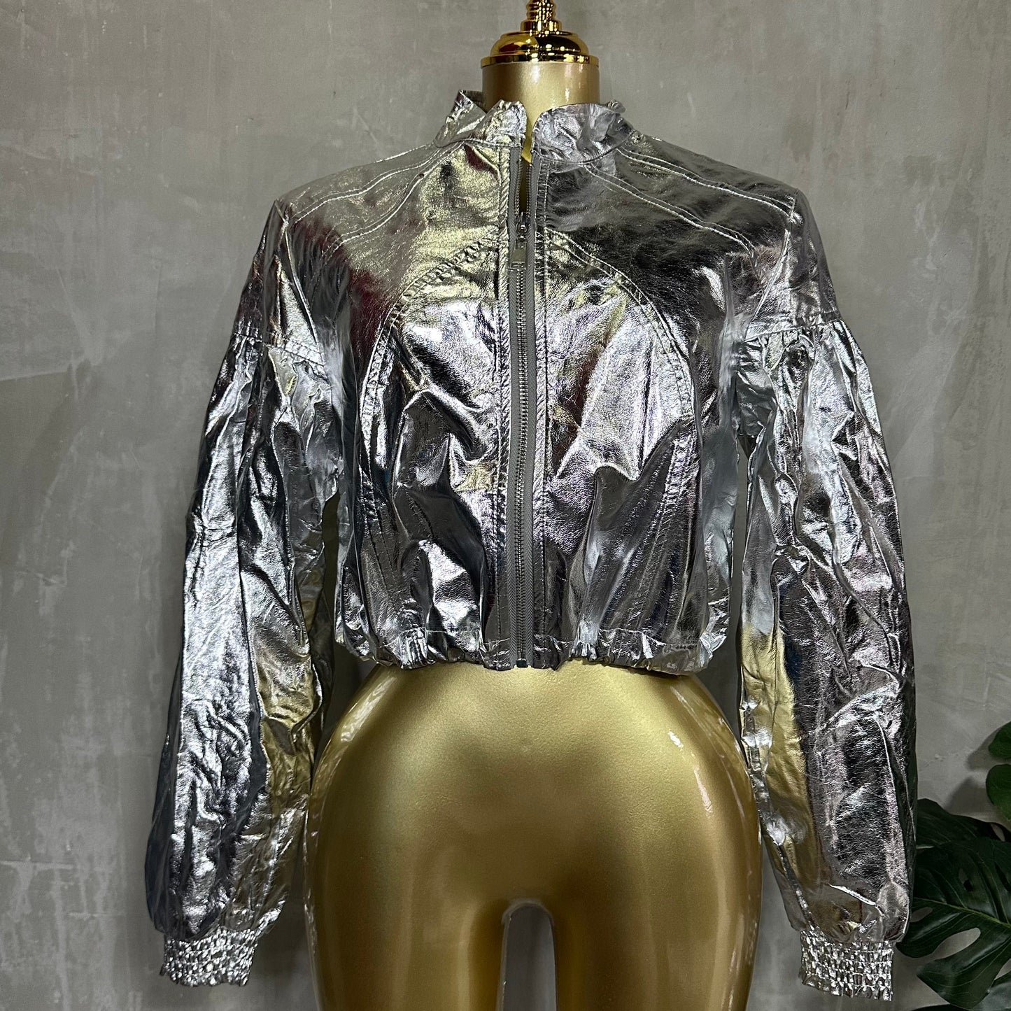 Chaqueta Cropped Metálica Plateada con Cierre Frontal